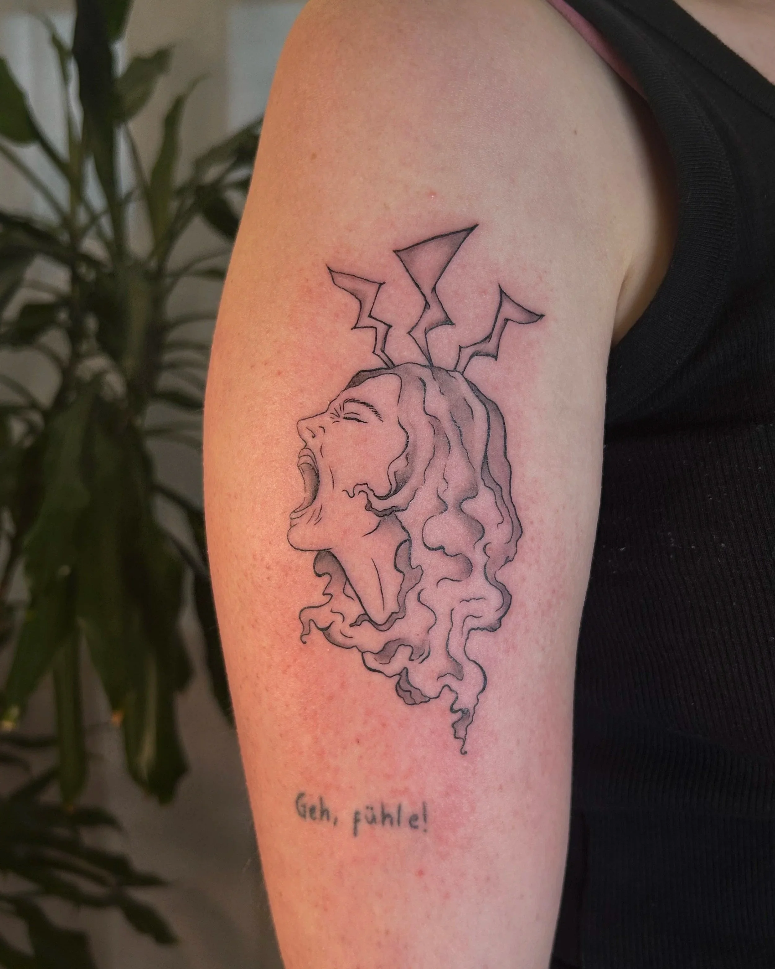 Abstraktes Fineline Tattoo inspiriert von queerer Symbolik gestochen von einer Tattoo Artist aus Konstanz