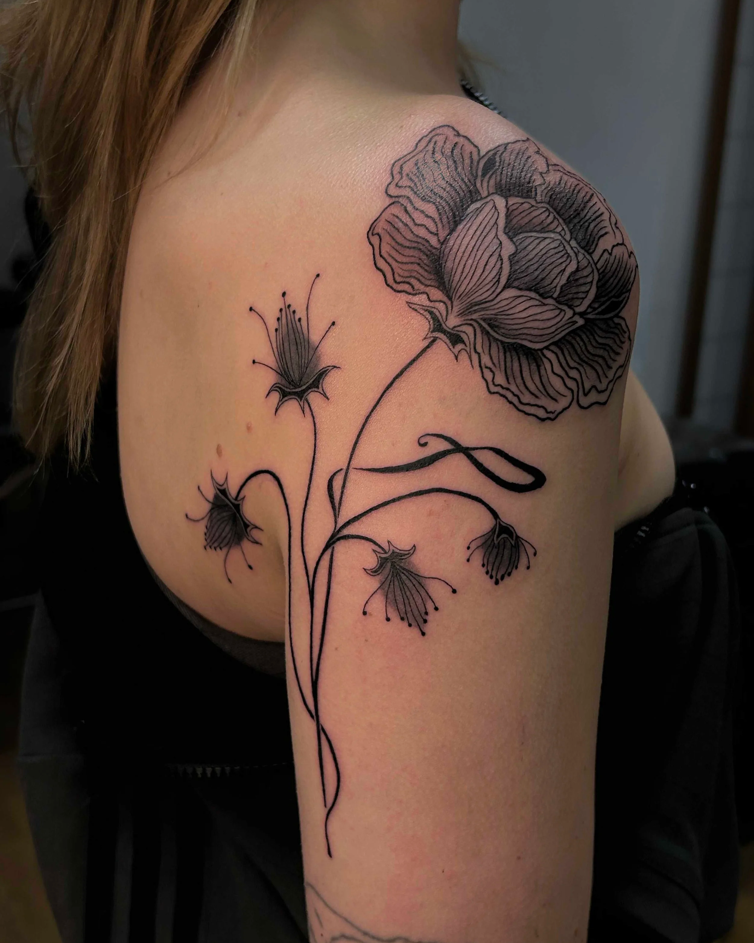 Fineline Tattoo für eine queere Kundin gestochen im Studio in Konstanz