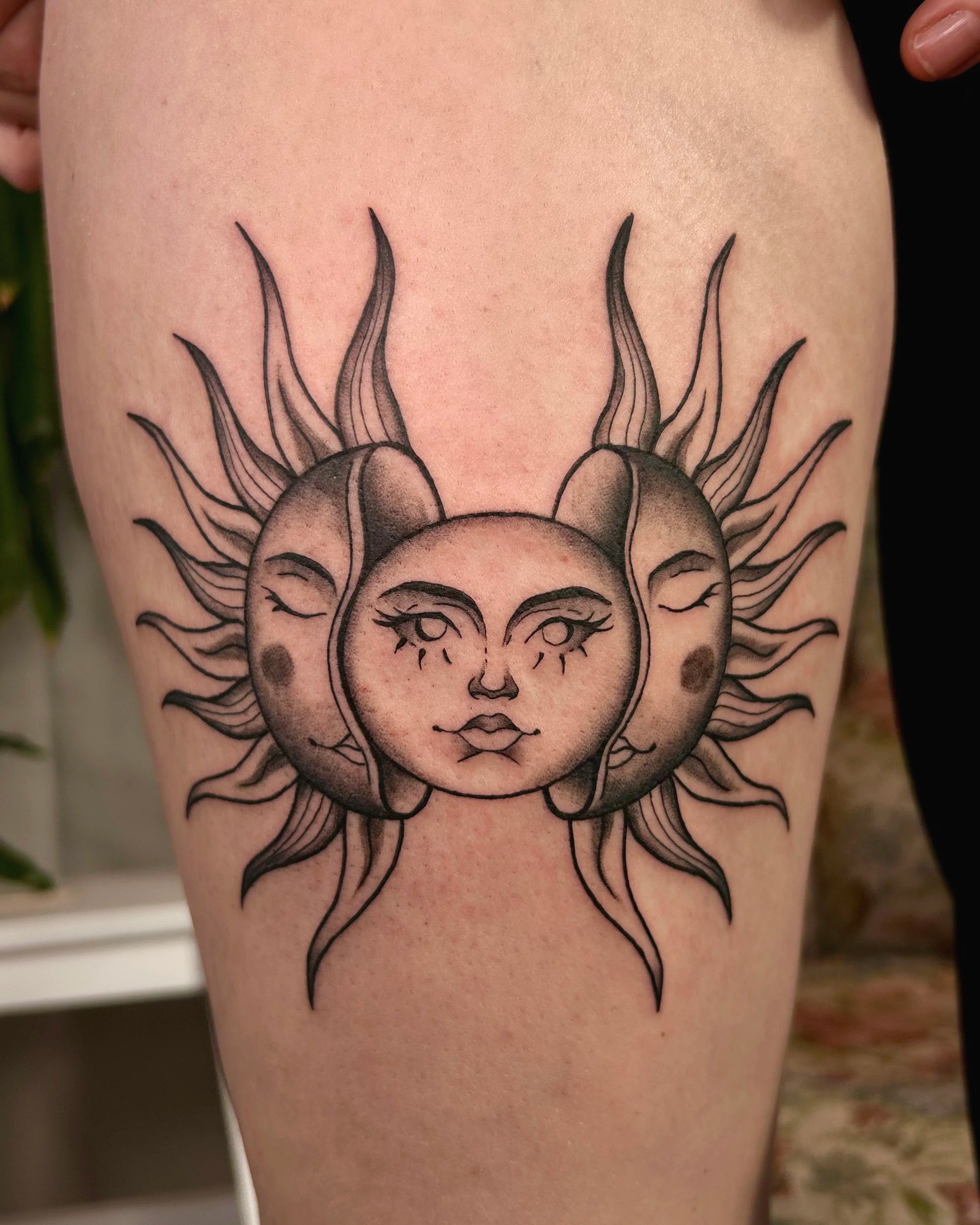 Oberschenkel Tattoo mit symbolischem Motiv gestochen in einem queerfreundlichen Tattoo Studio in Konstanz am Bodensee