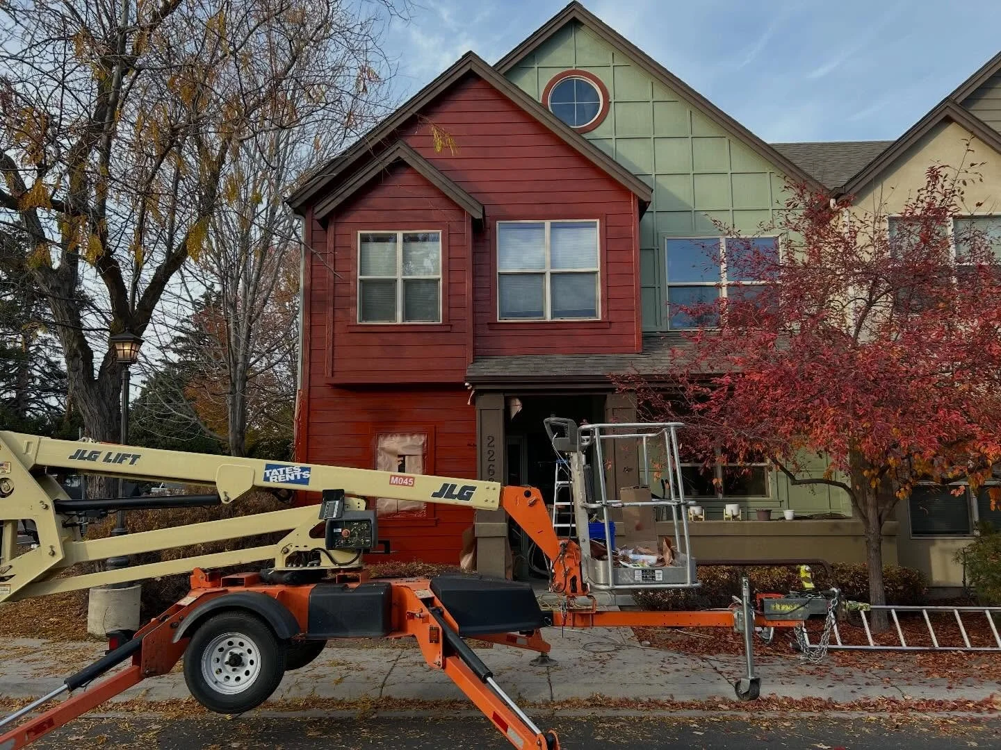 When you&rsquo;ve got 30&rsquo; peaks and street access it&rsquo;s an easy decision to prioritize crew safety and use a lift. We did just that on this recent townhome repaint over in SE Boise that we snuck in before the end of exterior season. Now&he