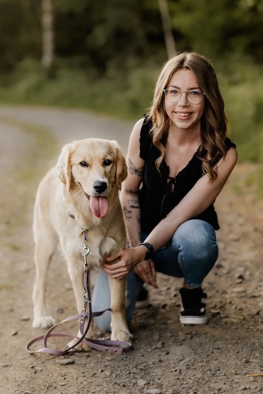 Golden Retriever mit junger Frau lächelt