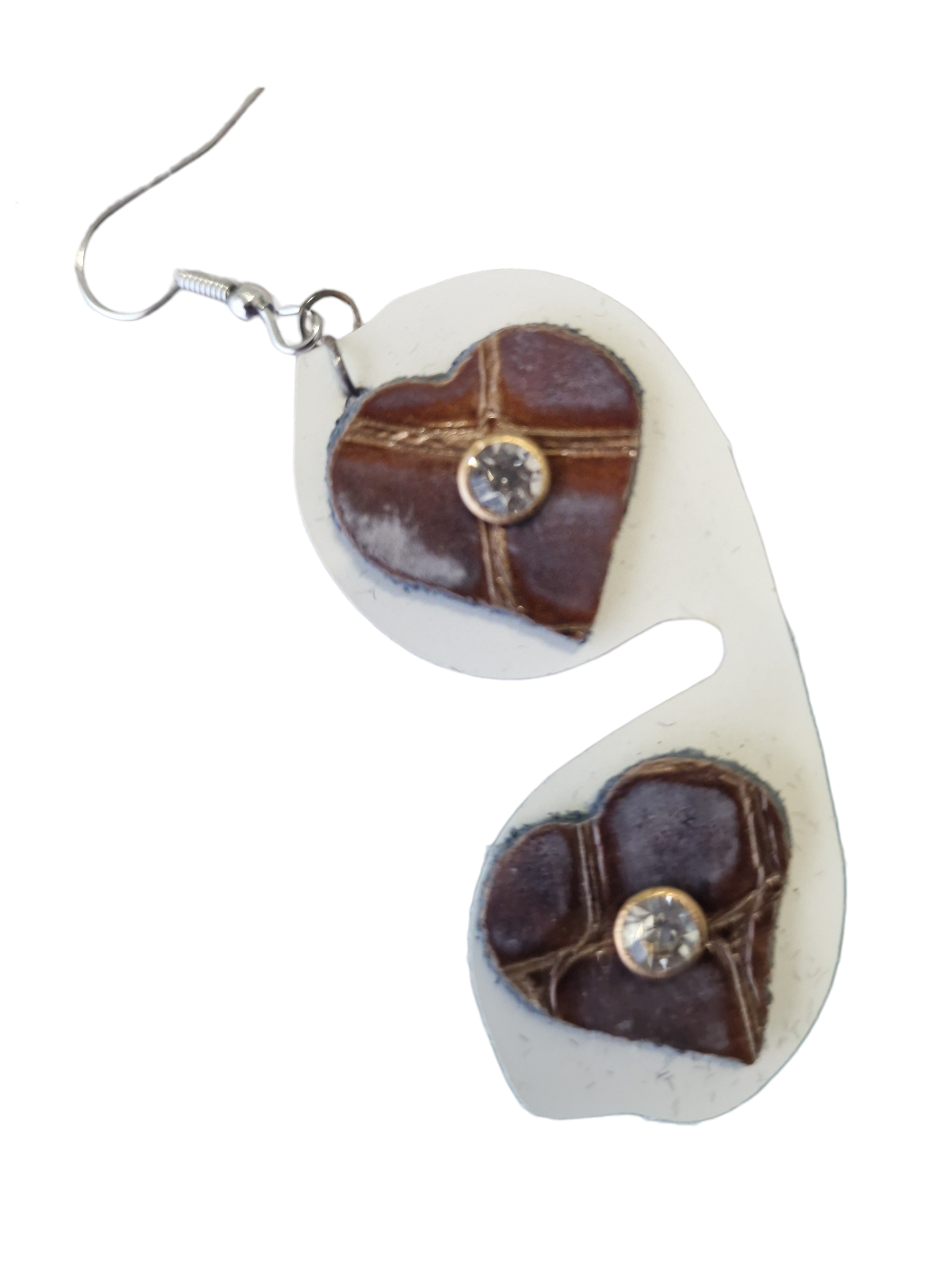 Close-up che mette in evidenza la texture della pelle e il punto luce centrale, cuore dell’orecchino ESSENZA.