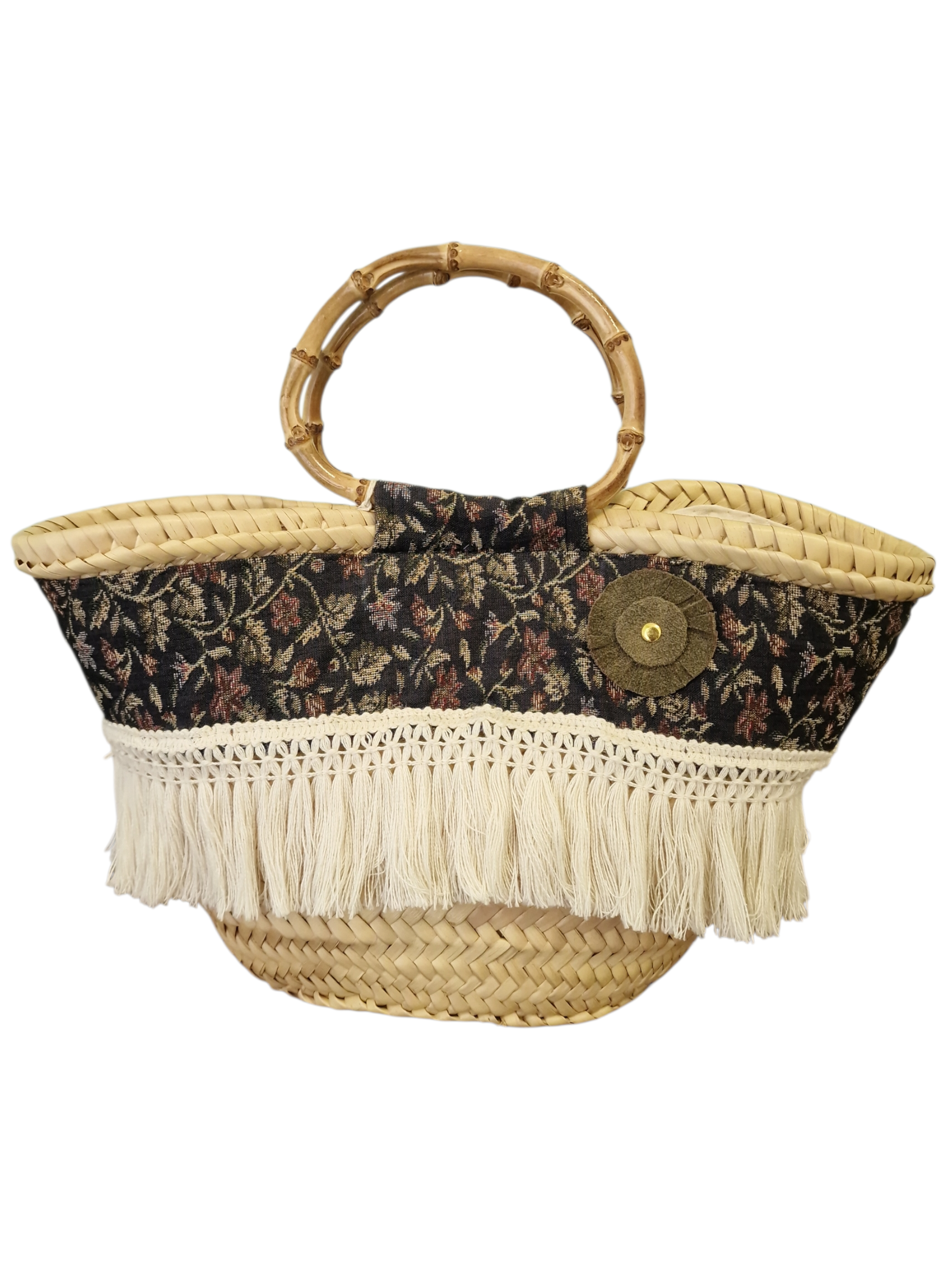 Vista frontale della borsa Romanzina, realizzata in paglia intrecciata con dettagli floreali, frange in cotone e manico rigido in bambù.