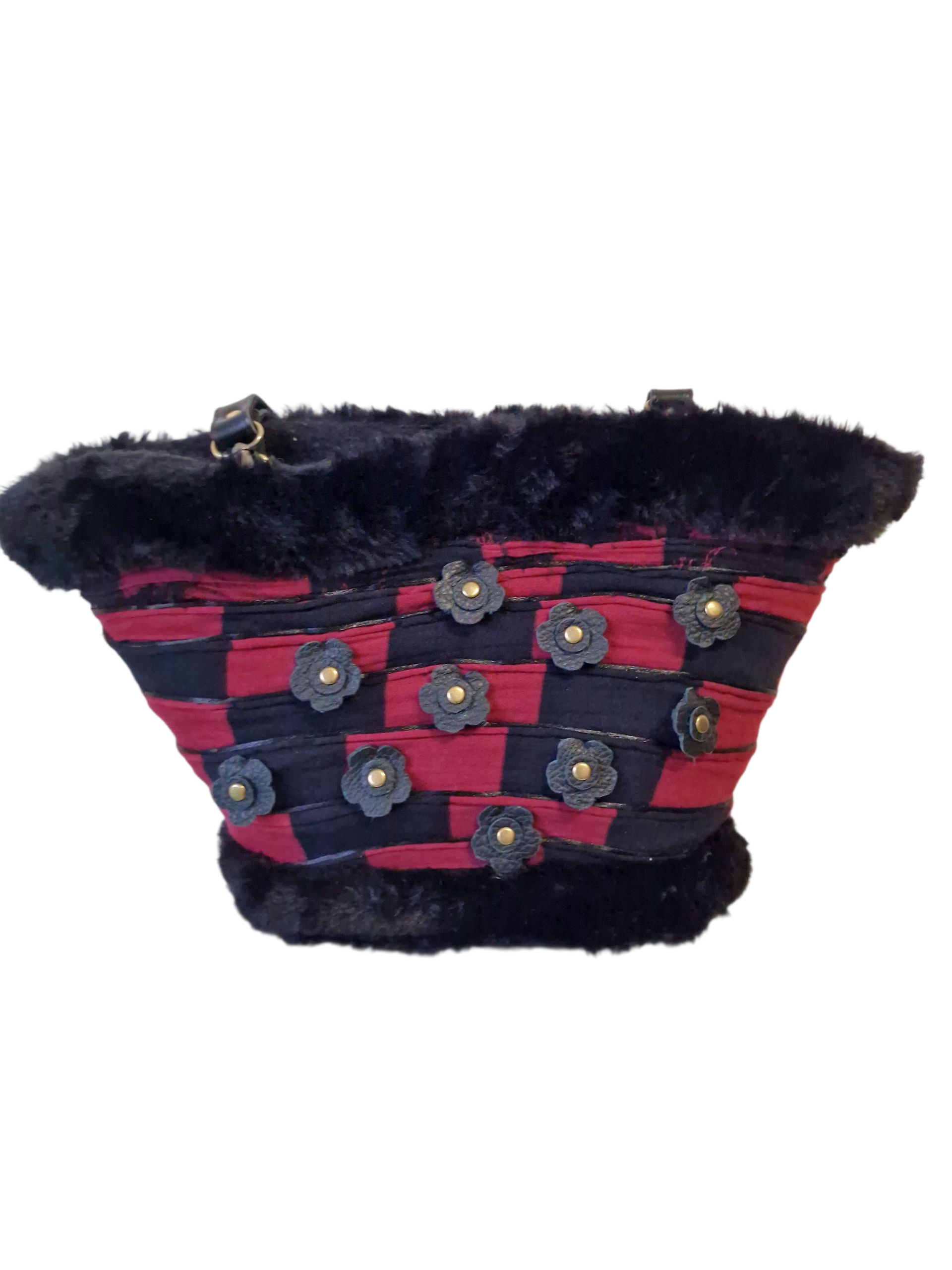 : Coffa Elison con sacca interna in cotone chiusa, patchwork rosso e nero e manico in pelle.