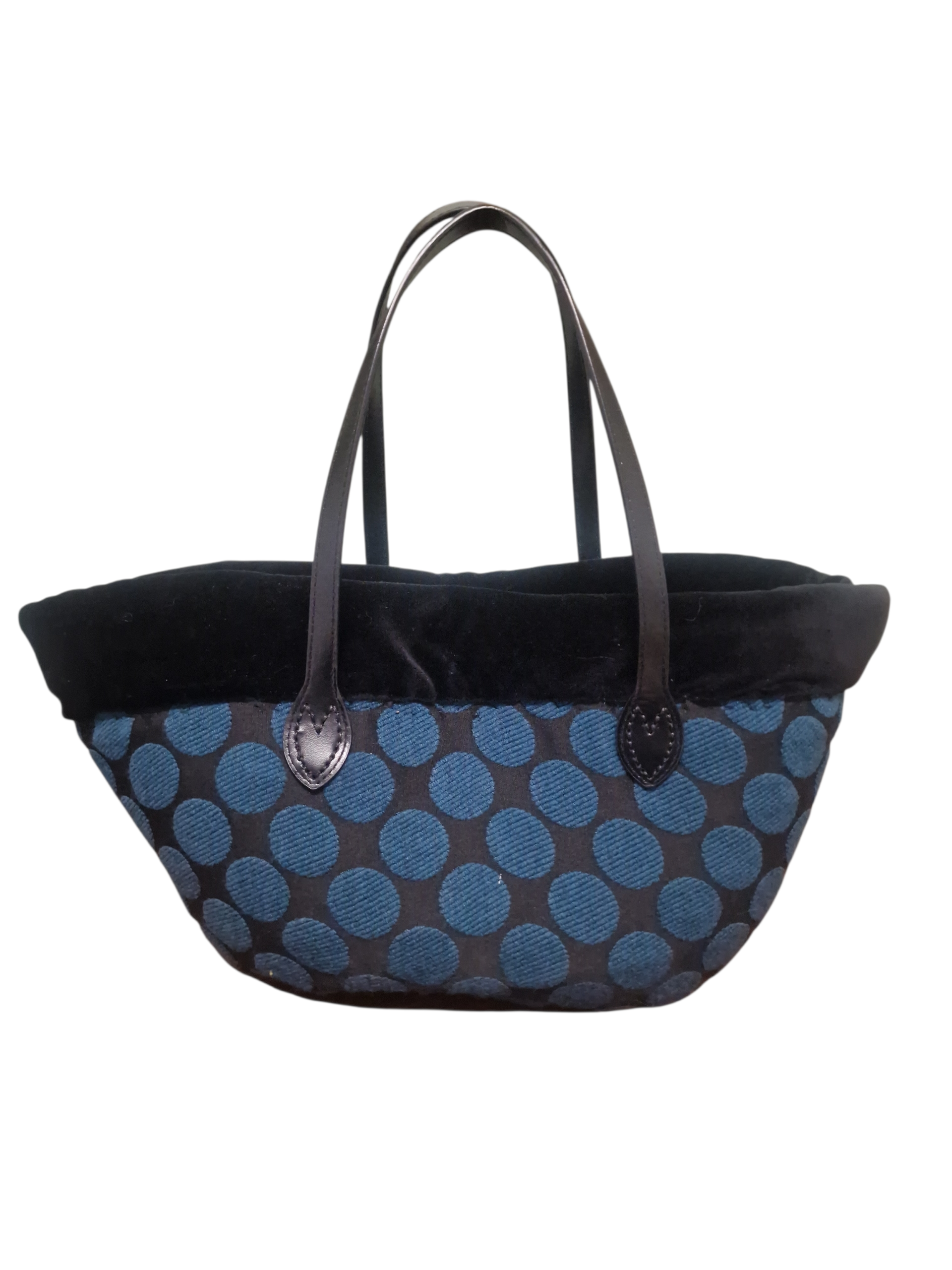 retro della coffa sophia con rivestimento a pois blu e nero , bordo nero di velluto e manici in pelle neri