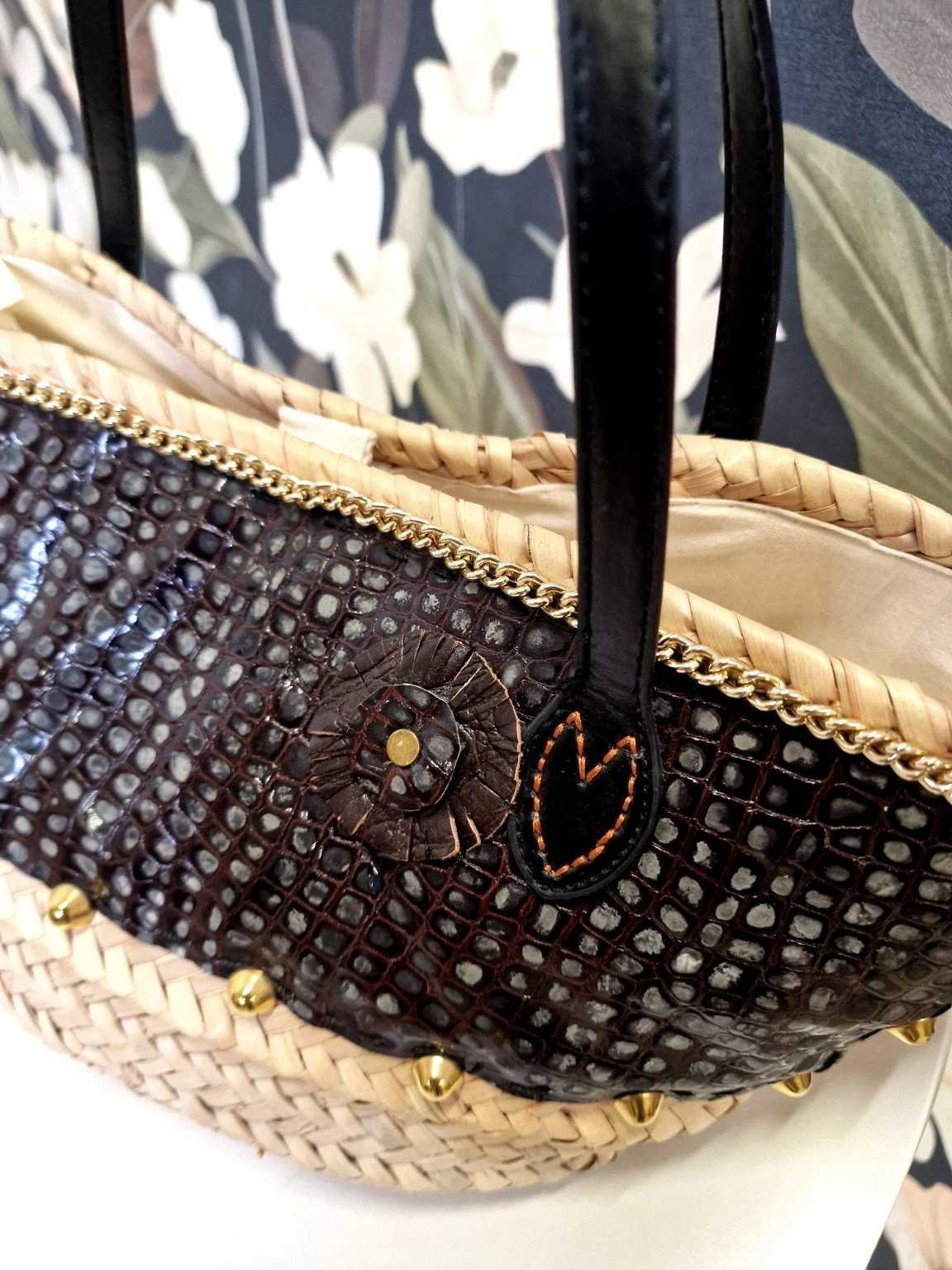 Dettaglio Scintilla: lavorazione artigianale, cuore ricamato e rifiniture oro per una borsa unica e luminosa.