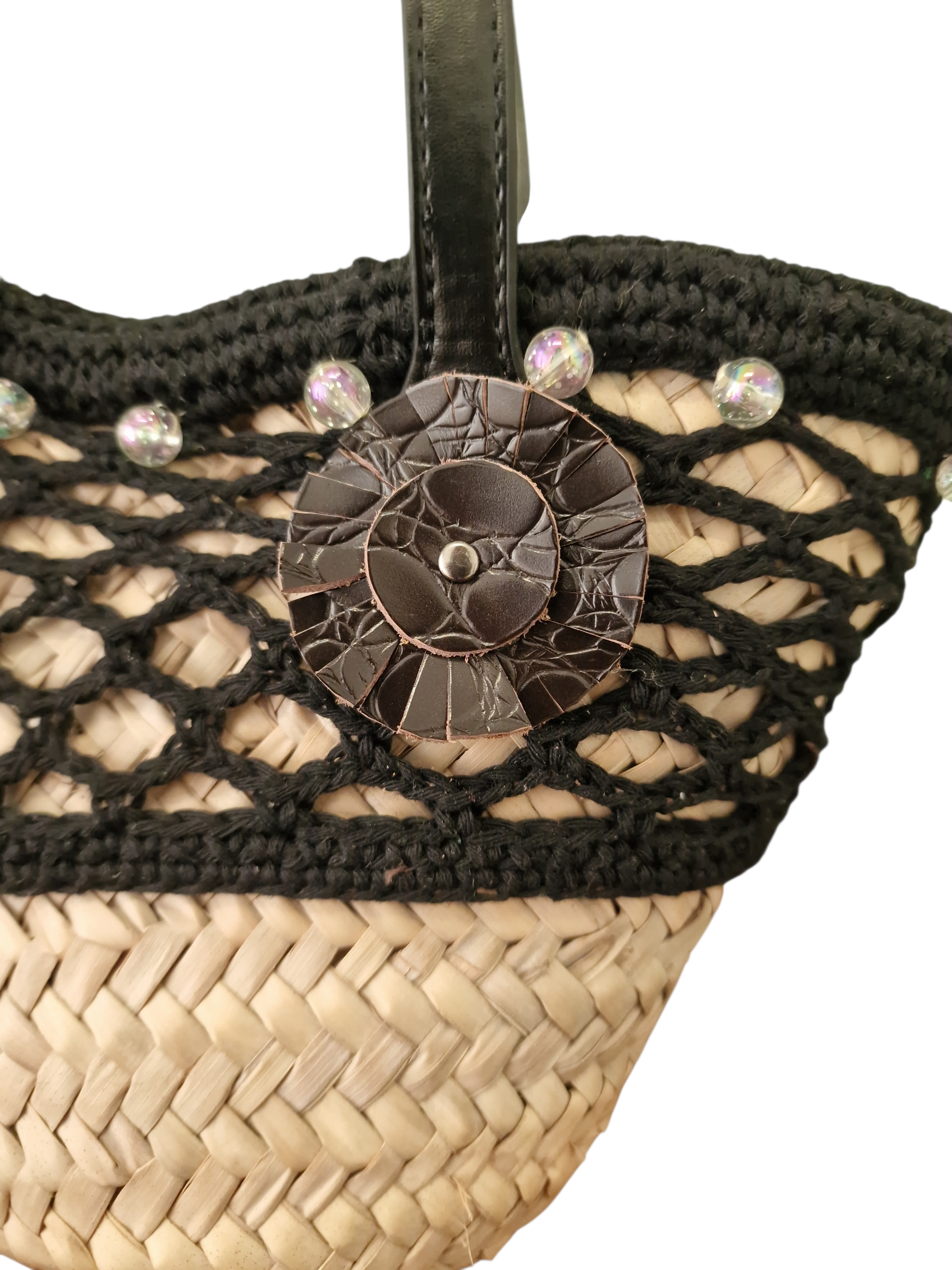 dettaglio sulla coffetta con fiore ammuri in vera pelle naturale fatto a mano in sicilia