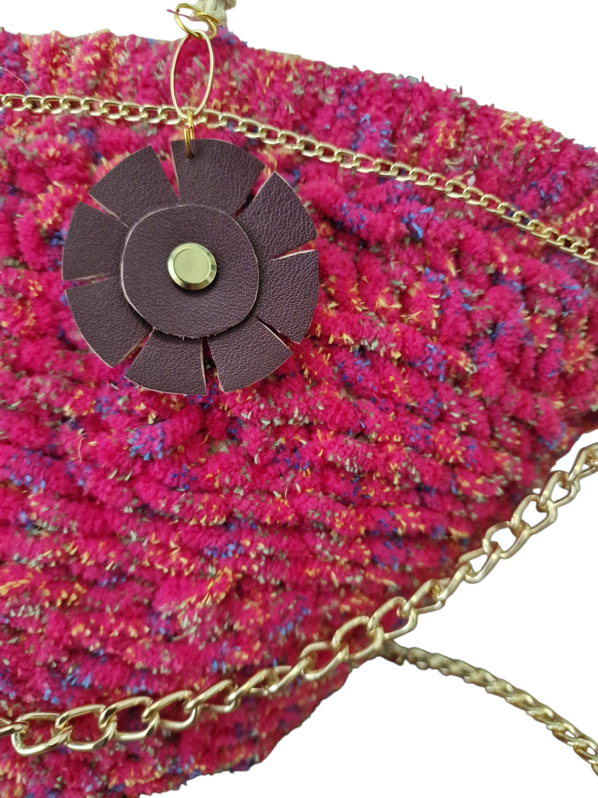 dettaglio da vicino del fiore iconico Ammuri , fatto in pelle naturale a mano