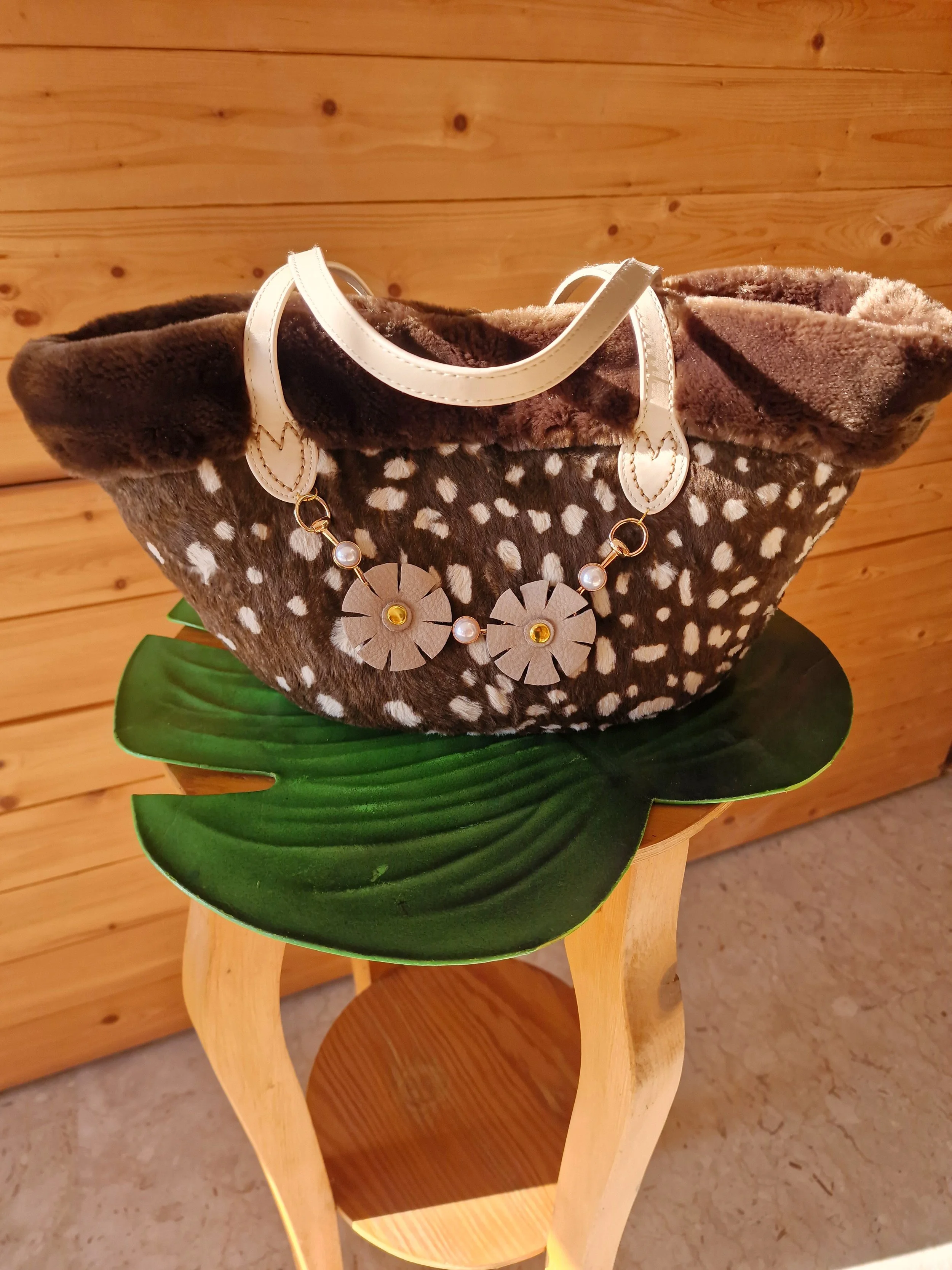 Coffa “Terra Viva” Ammuri Sicilia, borsa artigianale in cavallino con rifiniture in pelle chiara e applicazioni floreali fatte a mano.