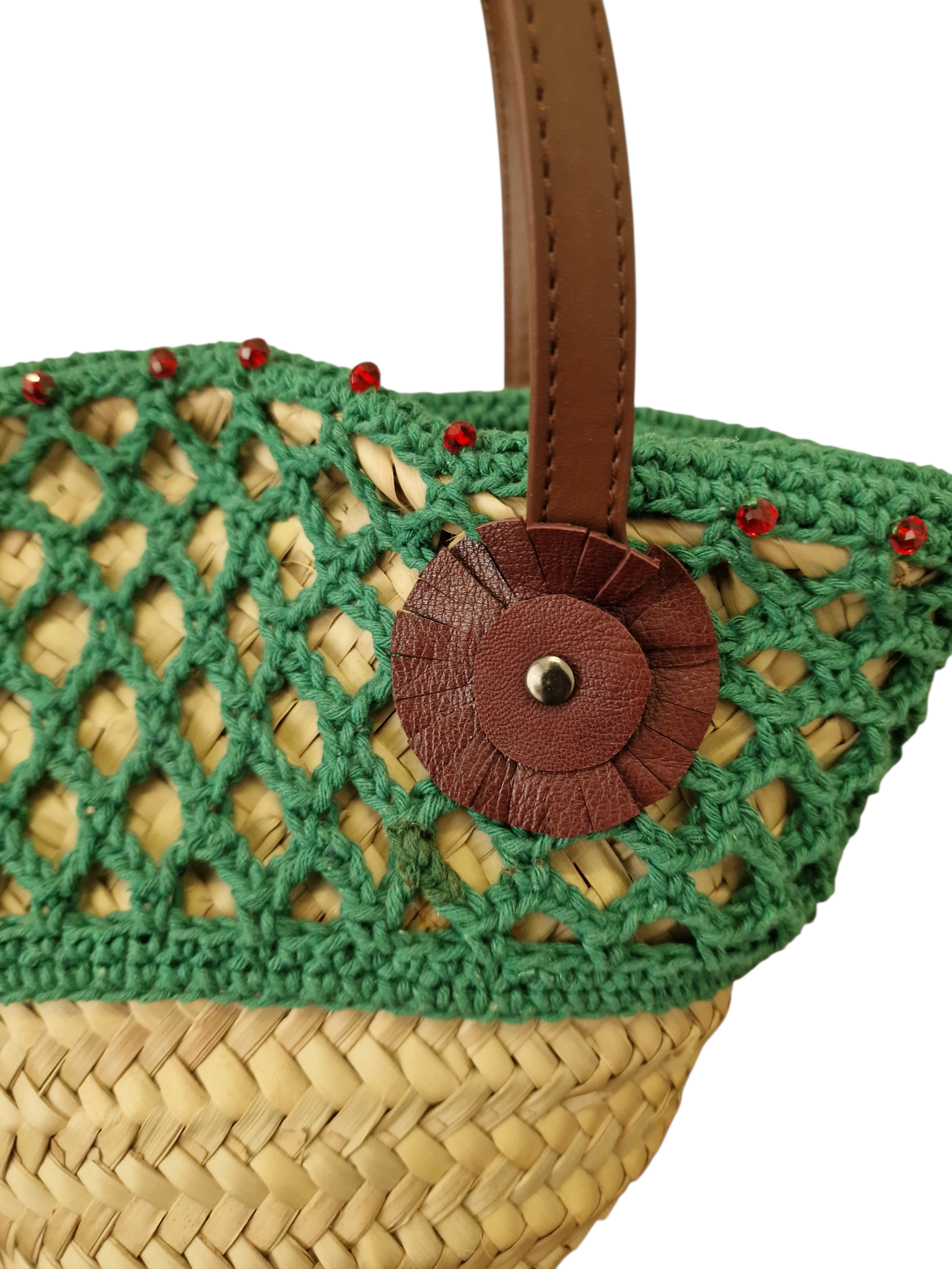 dettaglio da vicino del fioere Ammuri in pelle naturale marrone fatto a mano in sicilia