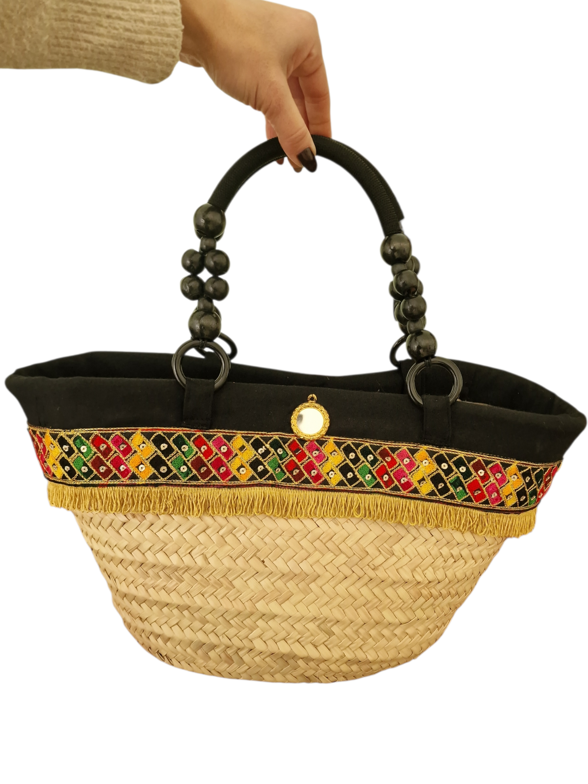 foto borsa carminia vista da dietro con fascia multicolor e frangia color oro e manici neri di legno e corda con specchietto dorato