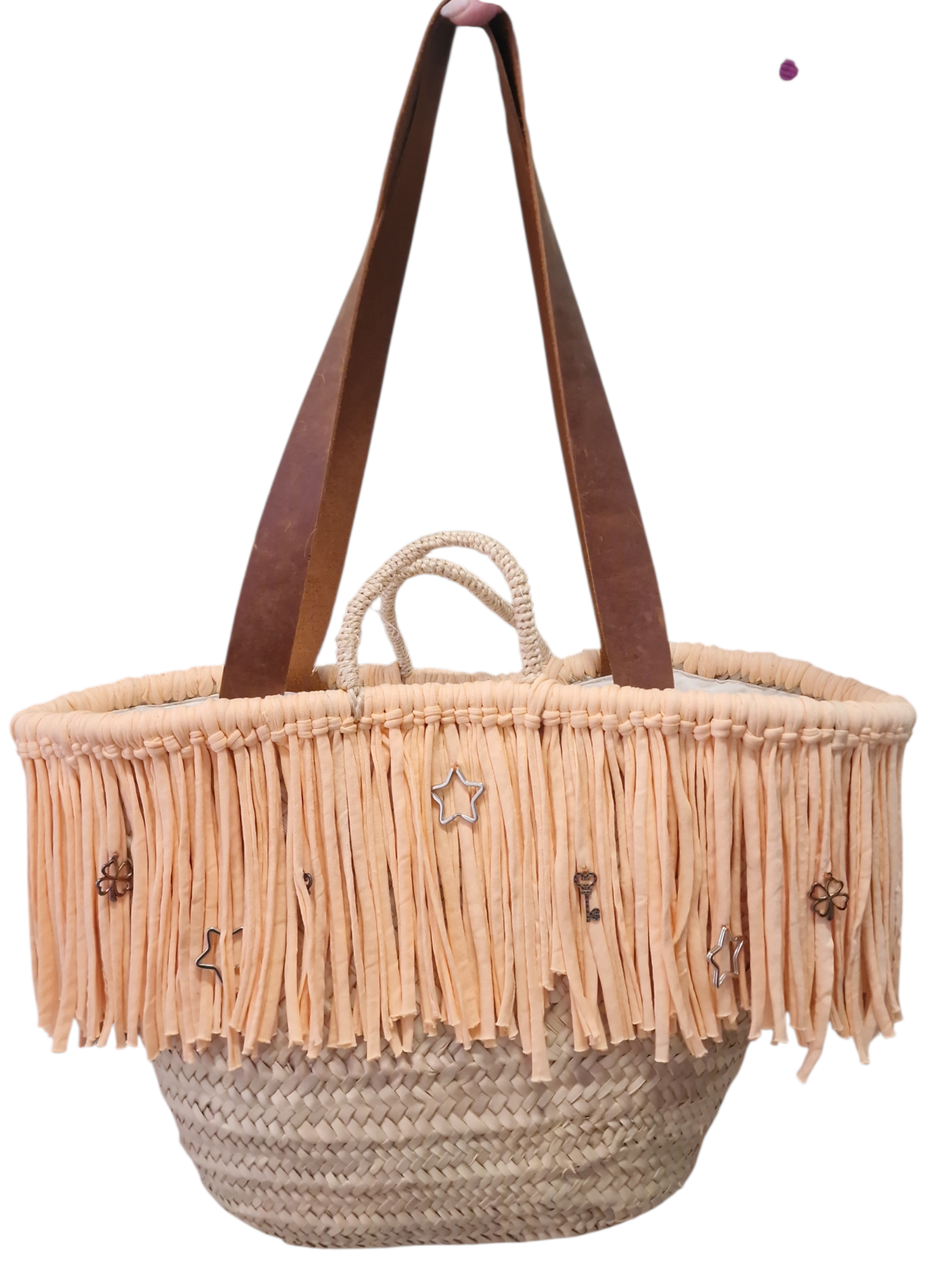 Brezzamara una maxi coffa siciliana in palma nana e decorata con frange in cotone cuciti a mano e con charm di metallo e fiore ammuri. Manici in cuoio naturale