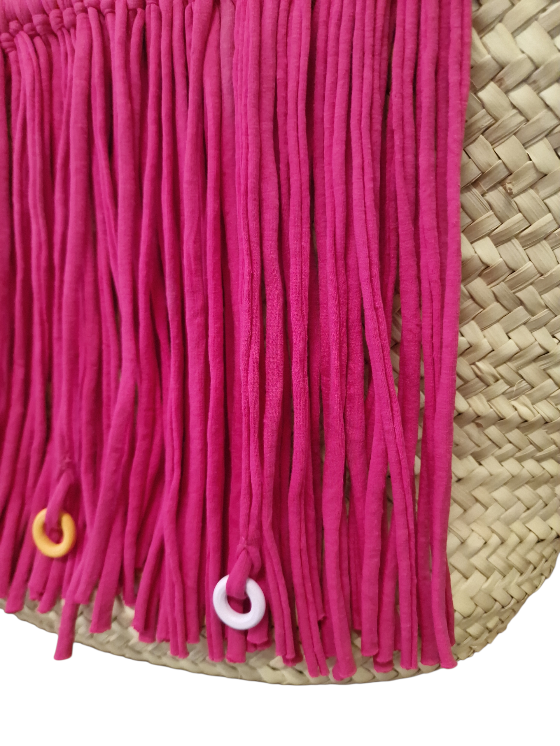 frangia vista da vicino in cotone a fili color fuxia