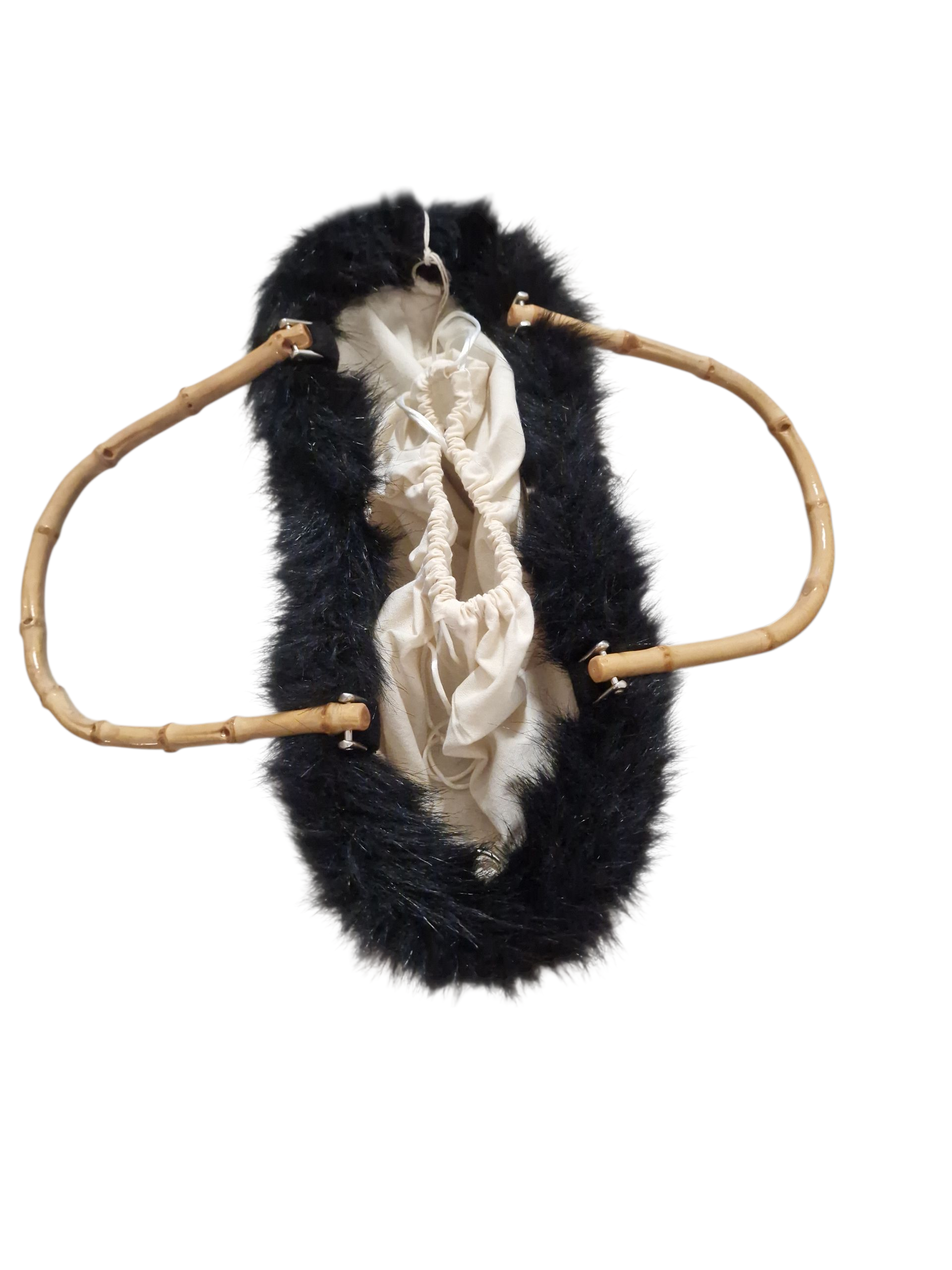 Coffa invernale nera con tre fiori in feltro bianco, finiture in eco-pelliccia nera e manici in bamboo – Ammuri Sicilia