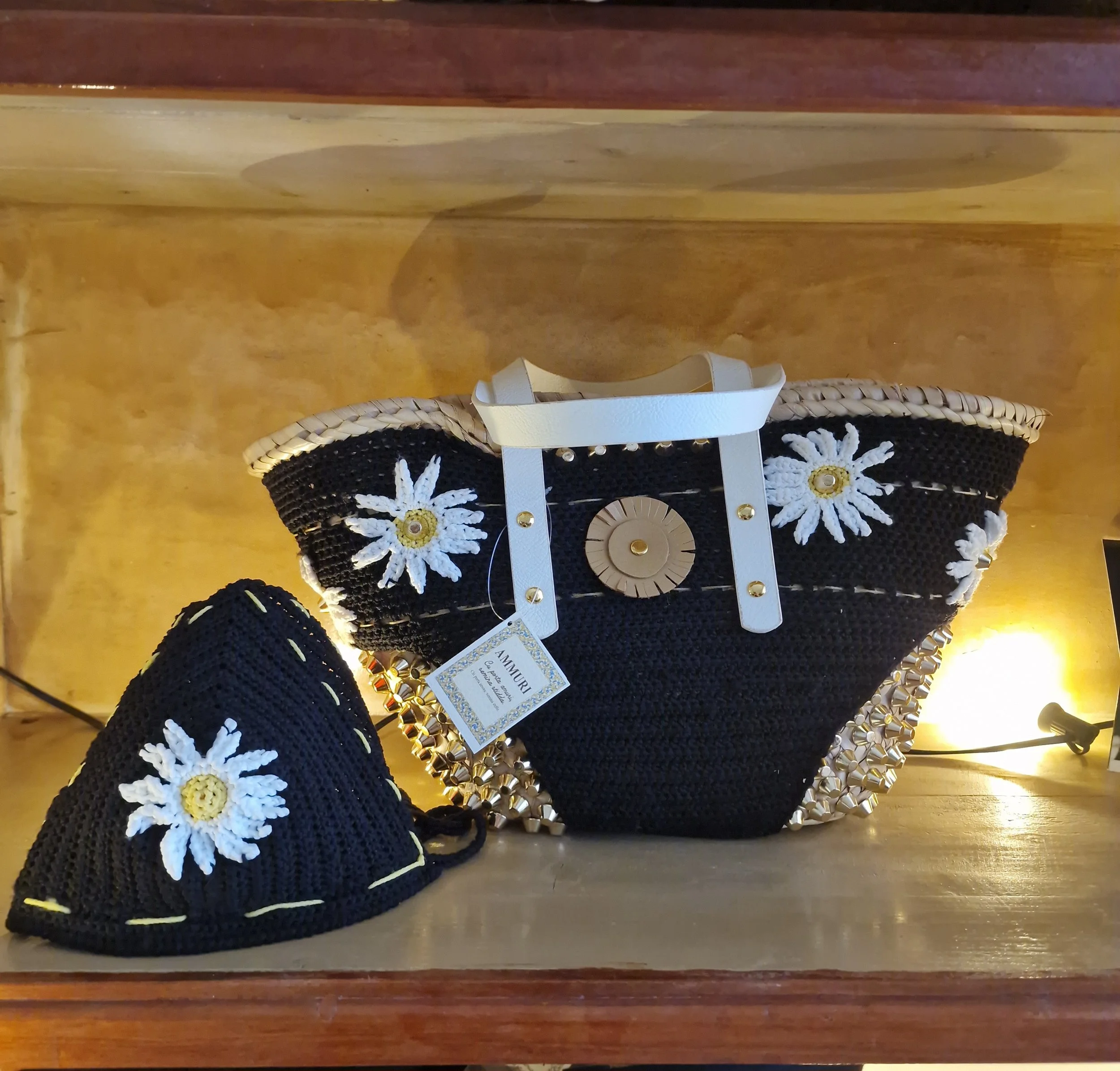 Borsa artigianale Ammuri "Marì" abbinata a bikini ad uncinetto, realizzato a mano in Sicilia