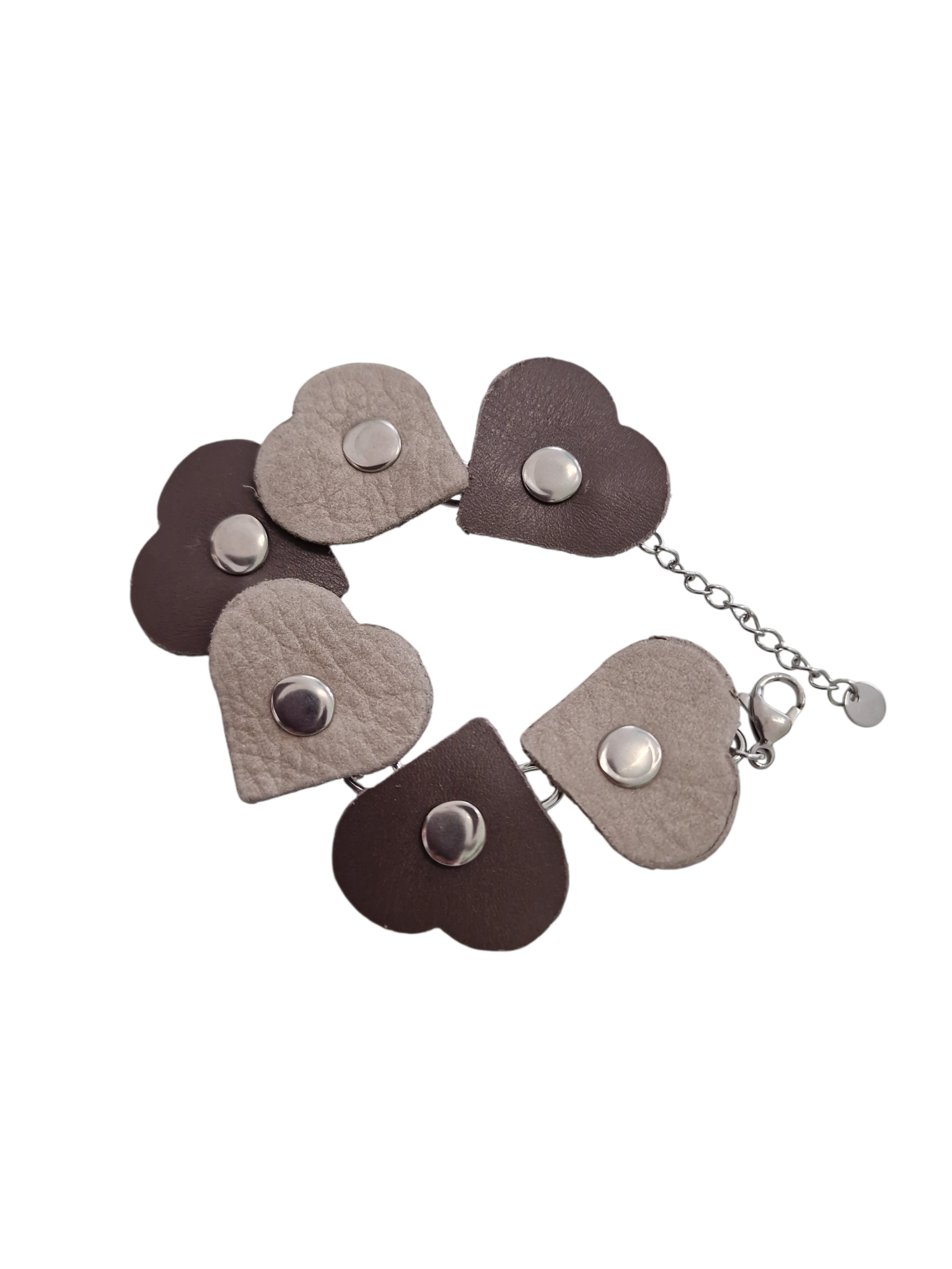 Bracciale Pietra artigianale con cuori in pelle beige e marrone, bottoncini argento e chiusura con catenella