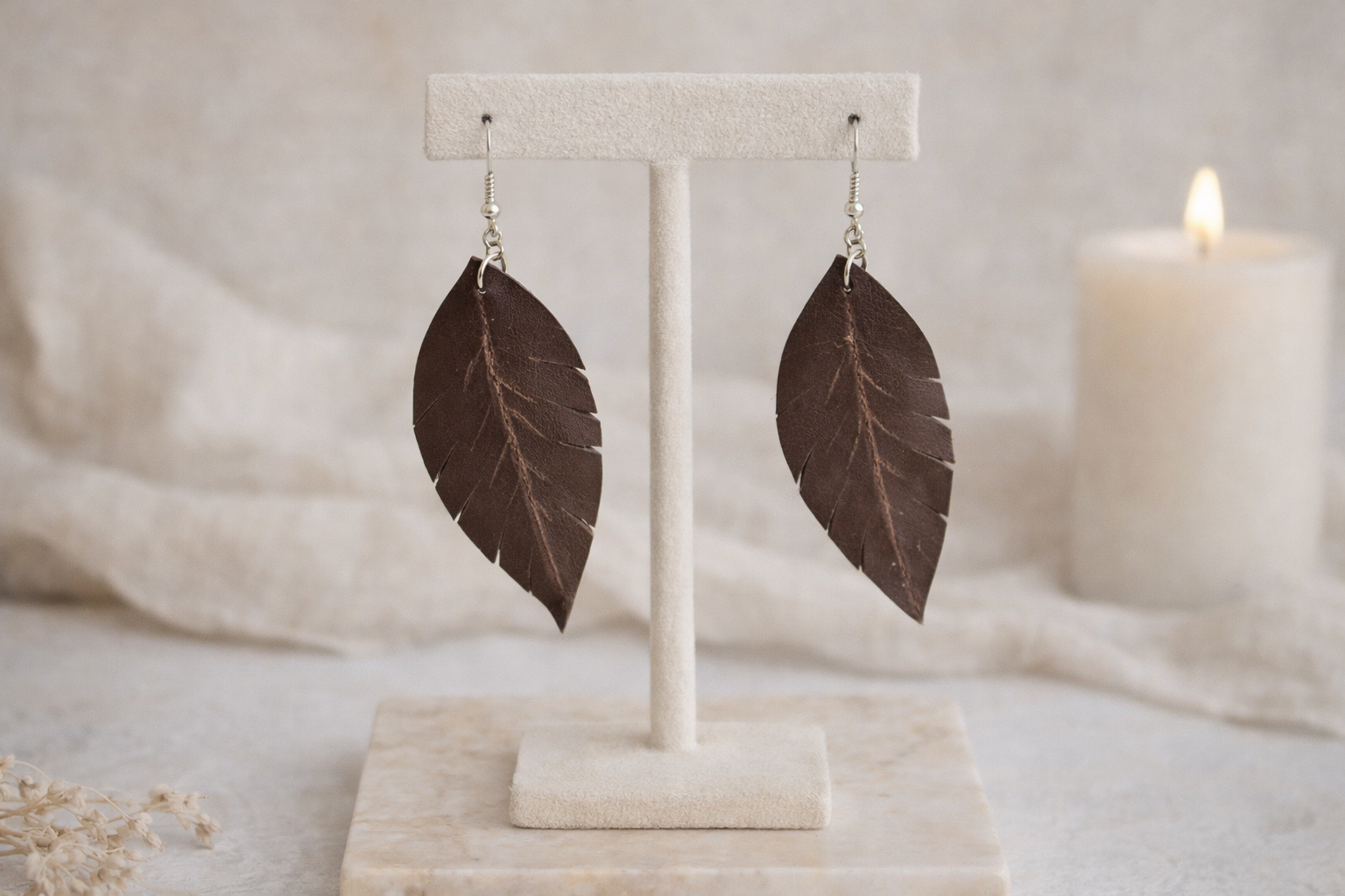 Orecchini Fronda in pelle marrone su espositore, bijou artigianali fatti a mano in Sicilia