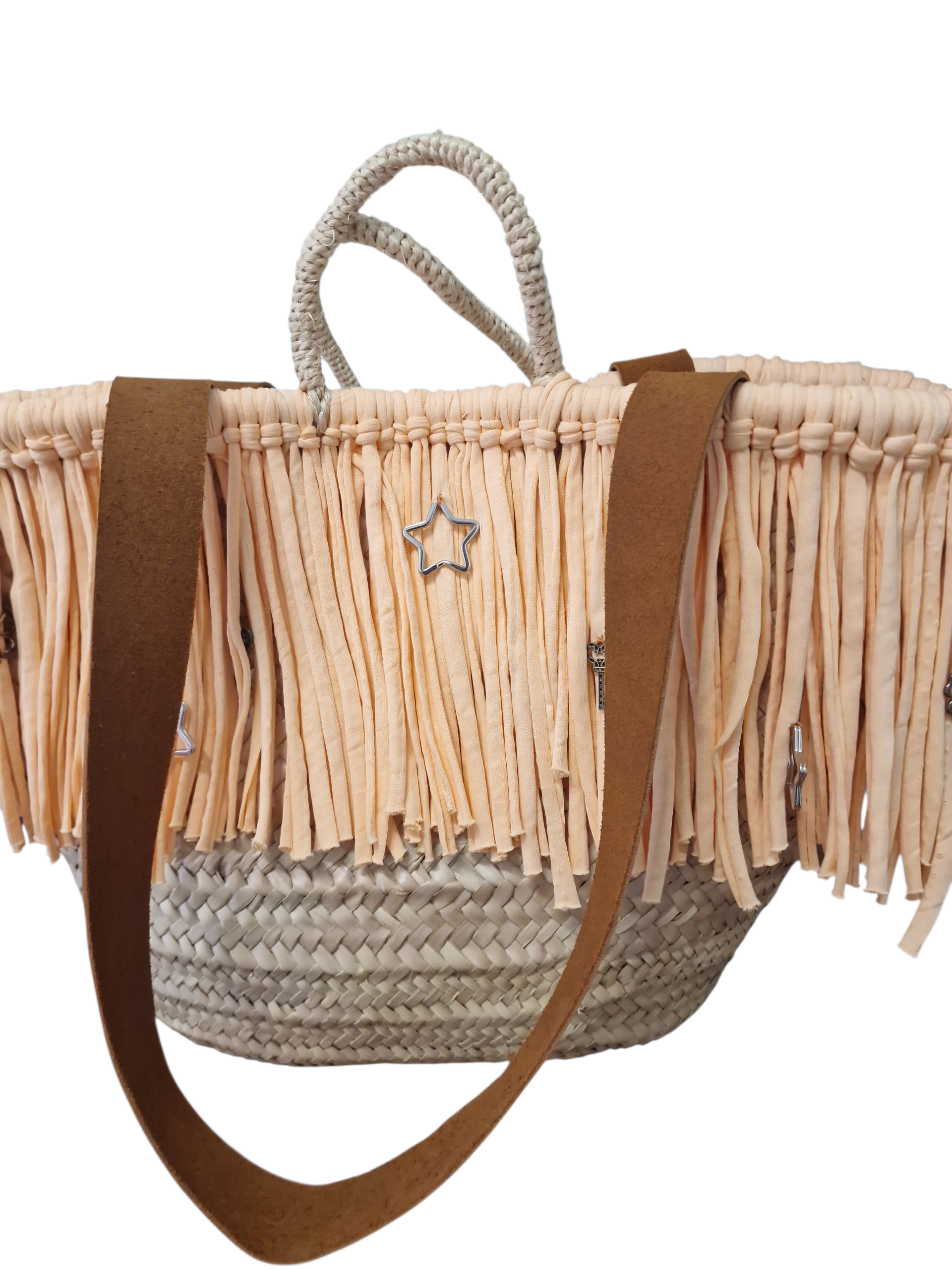 retro della coffa brezzamara con frangia cucita a mano , charm con ciondoli e manici in cuoio. dai colori delicati e pastellati