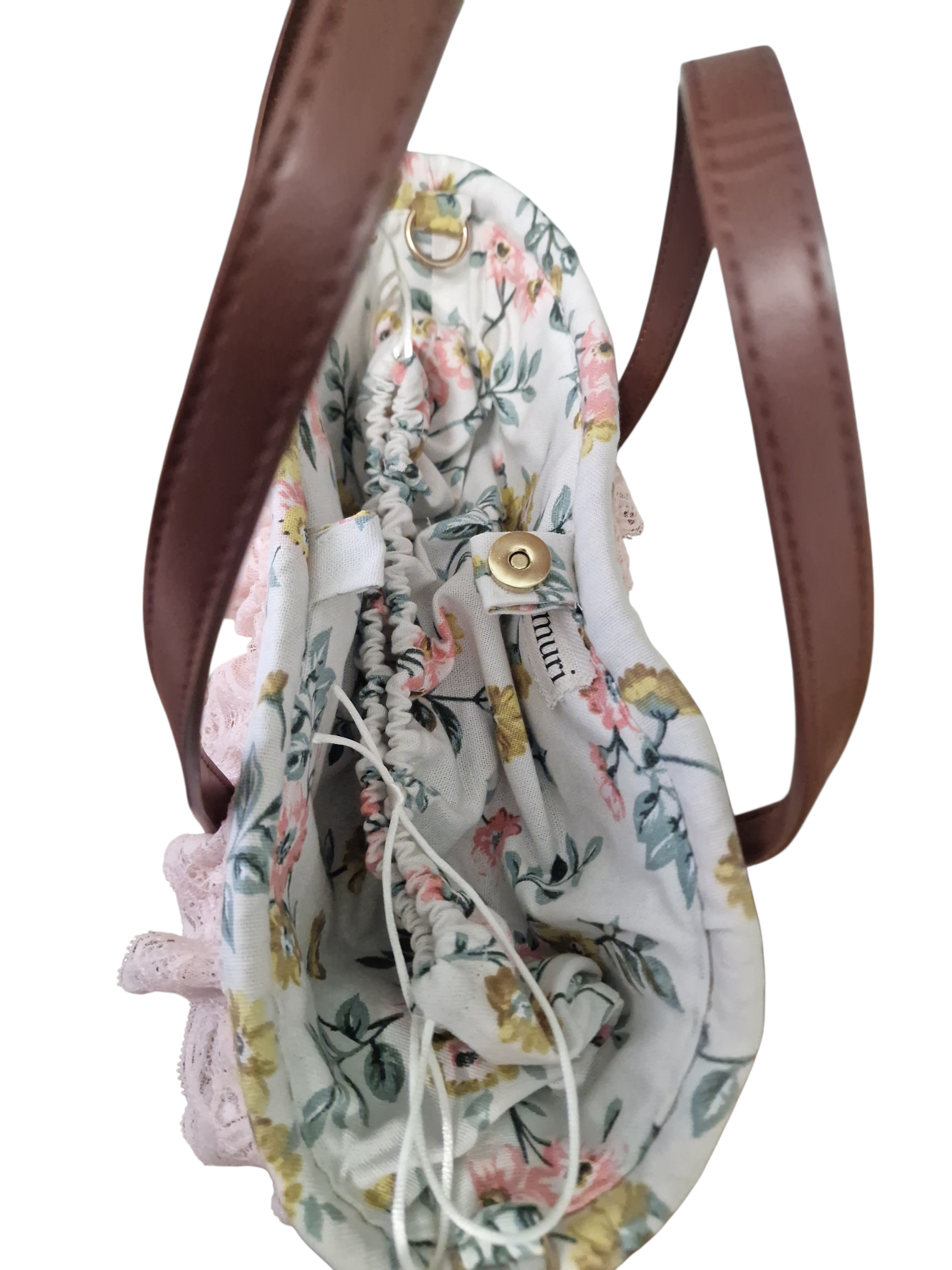 Vista laterale coffetta Marzamemi con manici in vera pelle e balza in pizzo