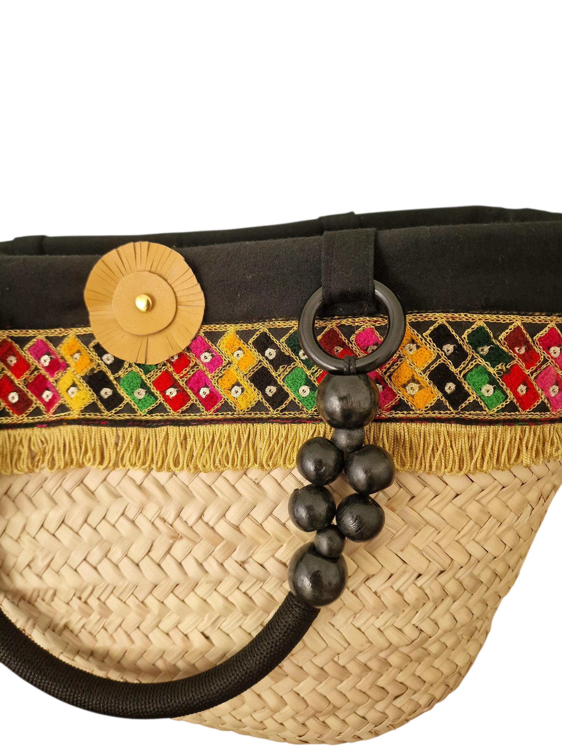 dettaglio di fiore ammuri in pelkle naturale realizzato a mano sulla coffa carminia