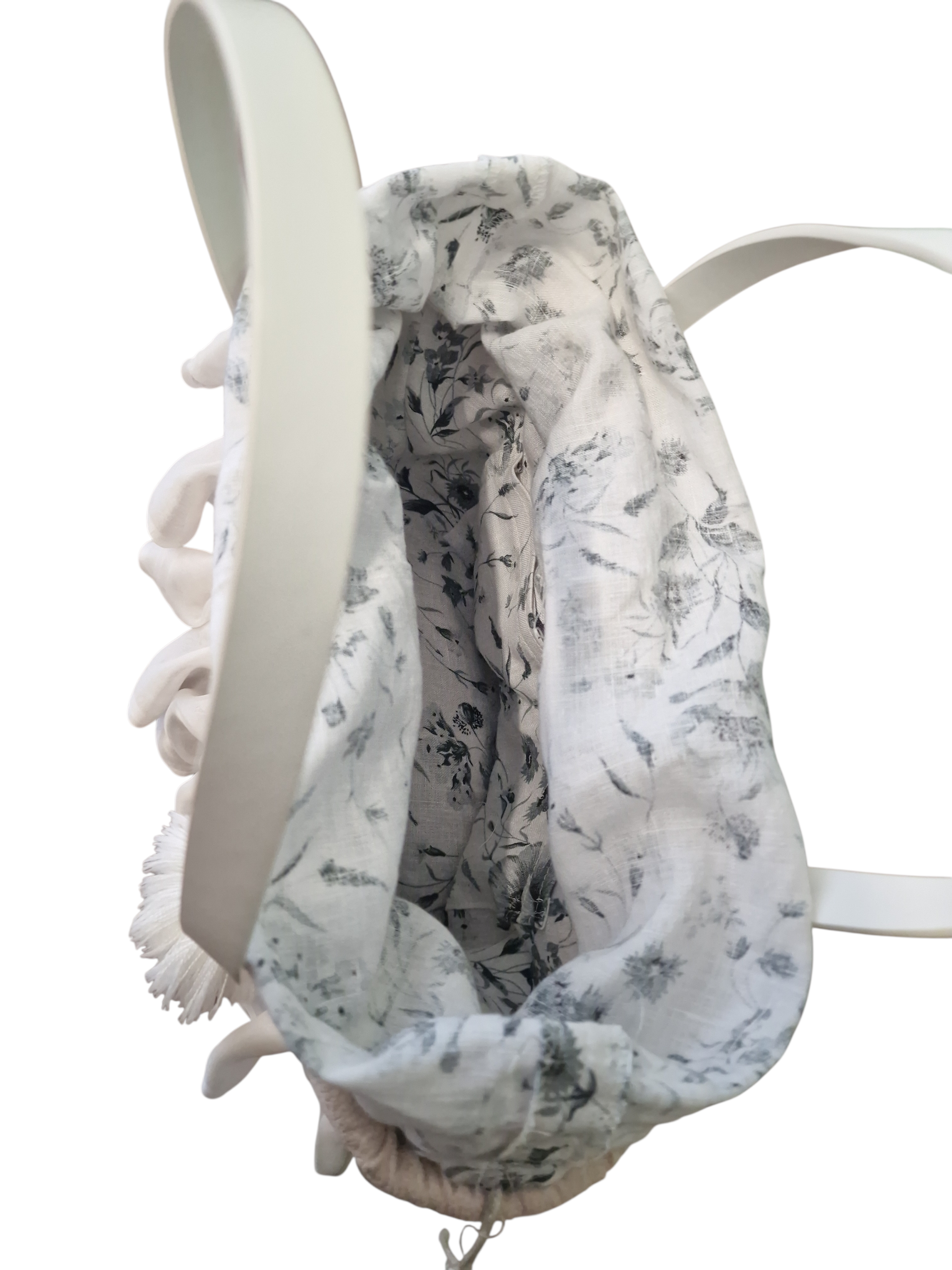 Dettaglio laterale della coffa Scicli che mostra merletto, voilà e manici in pelle chiara