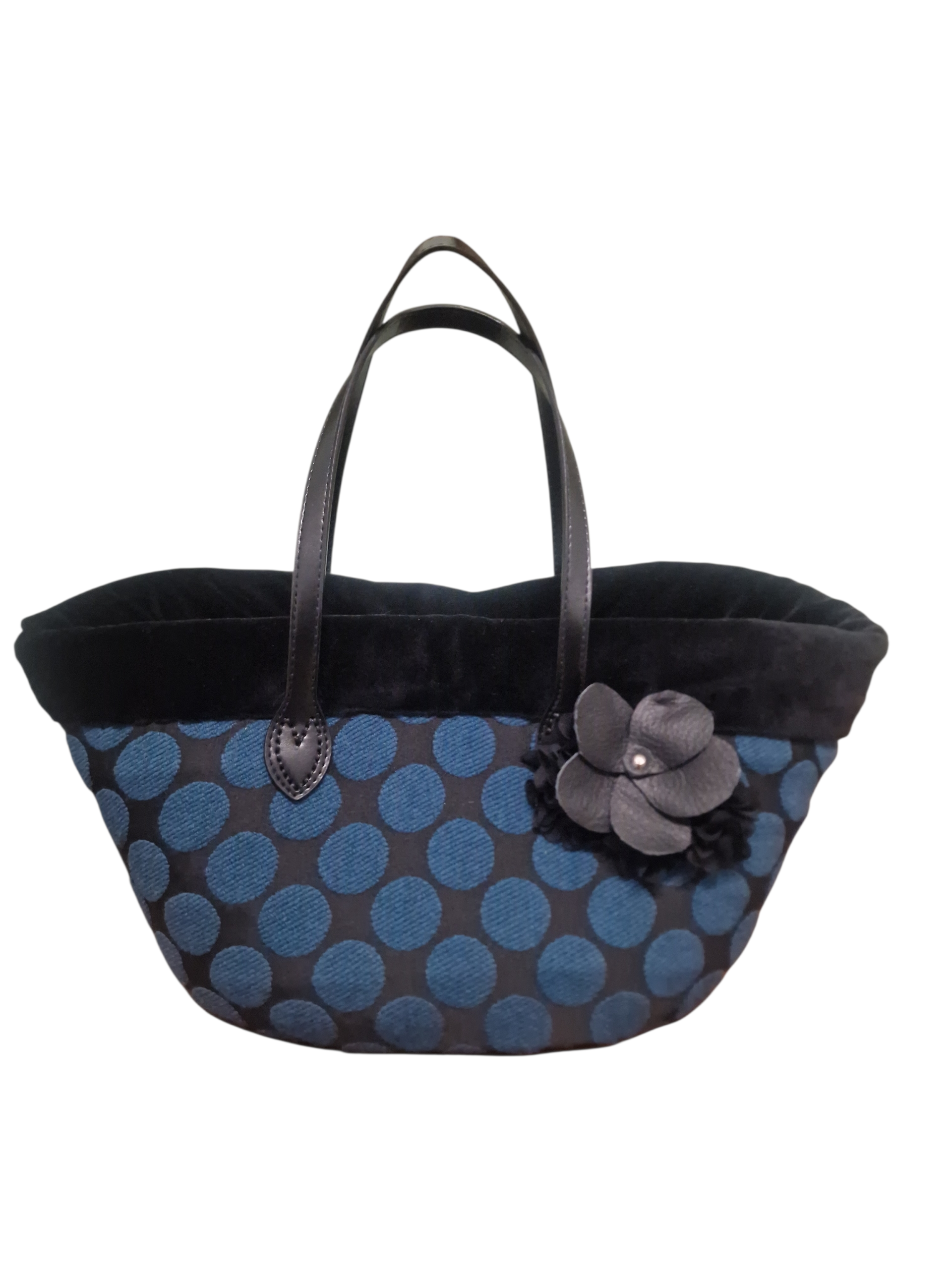 borsa coffa ammuri sophia , lei e vestita di cotone a pois con bordo in velluto nero, ha un bellissimo fiore ammuri in pelle nero fatto a mano e manici in pelle nera