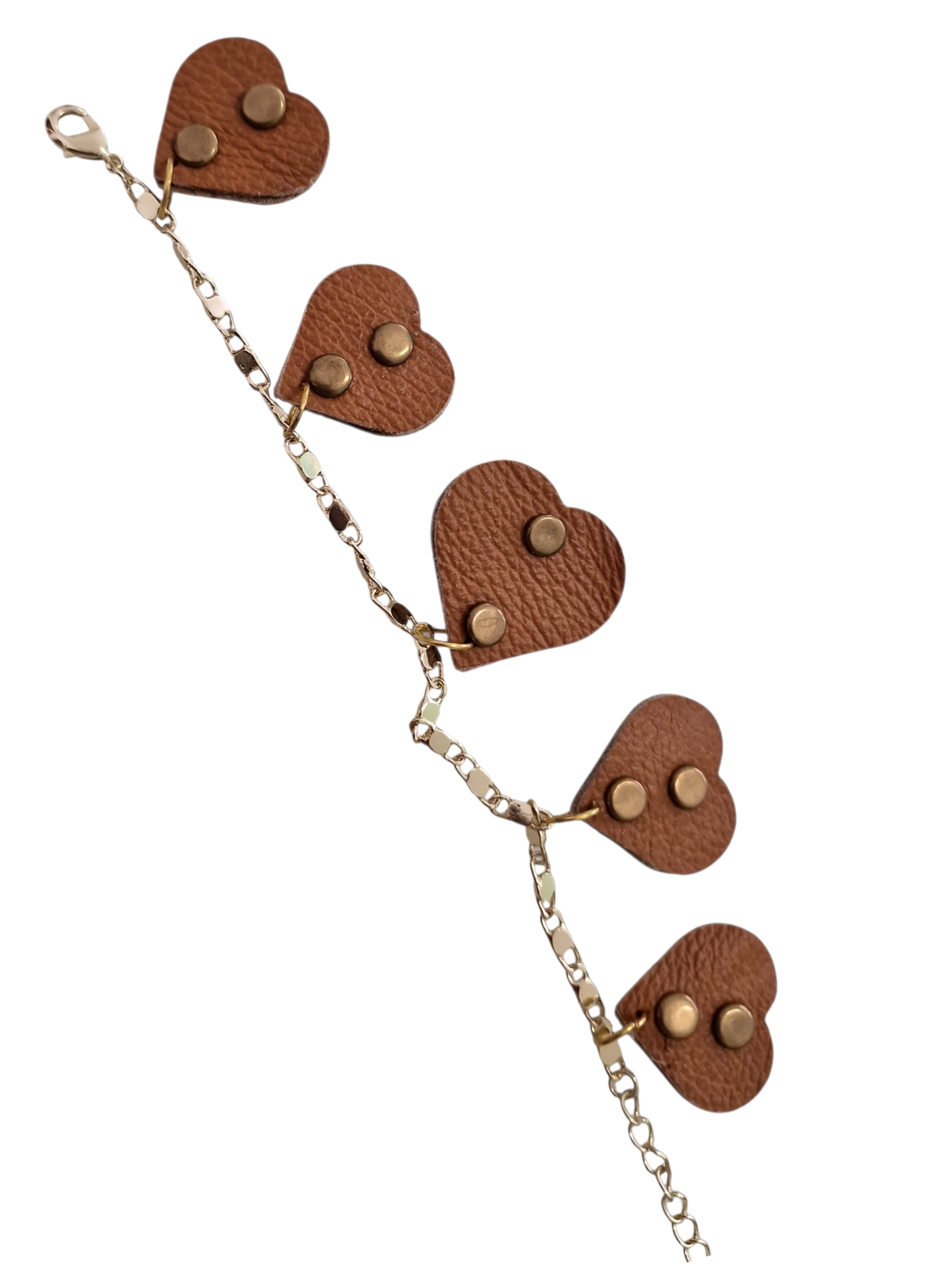 Bracciale Ammuri con catena dorata e cuori pendenti in pelle color cuoio con bottoncini bronzo su sfondo bianco