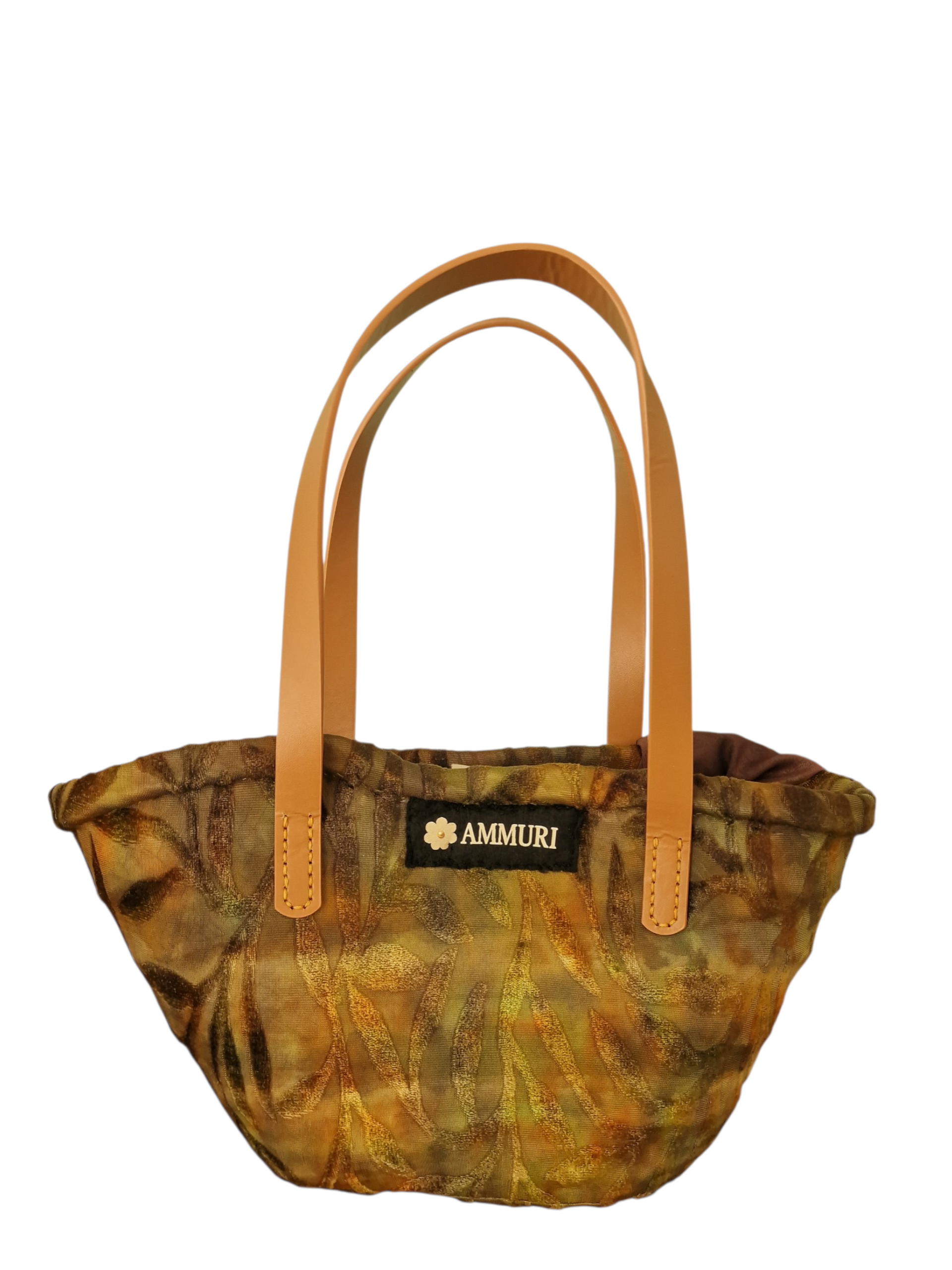 Vista laterale della coffa Salina Ammuri, progettata per essere portabile, morbida e armoniosa.