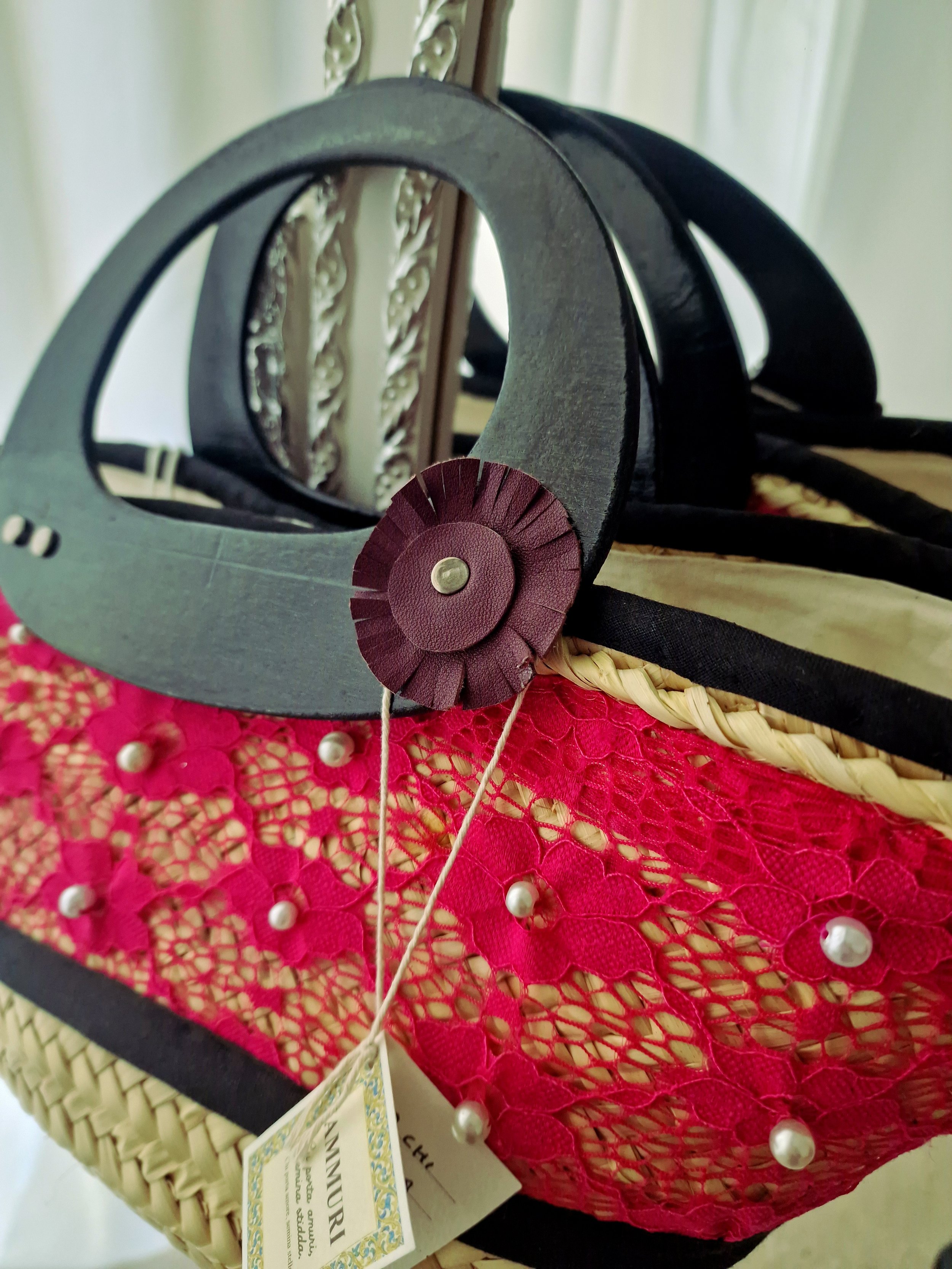 Dettaglio ravvicinato della coffa “Sciantosa”, lavorazione pizzo e perle fatte a mano