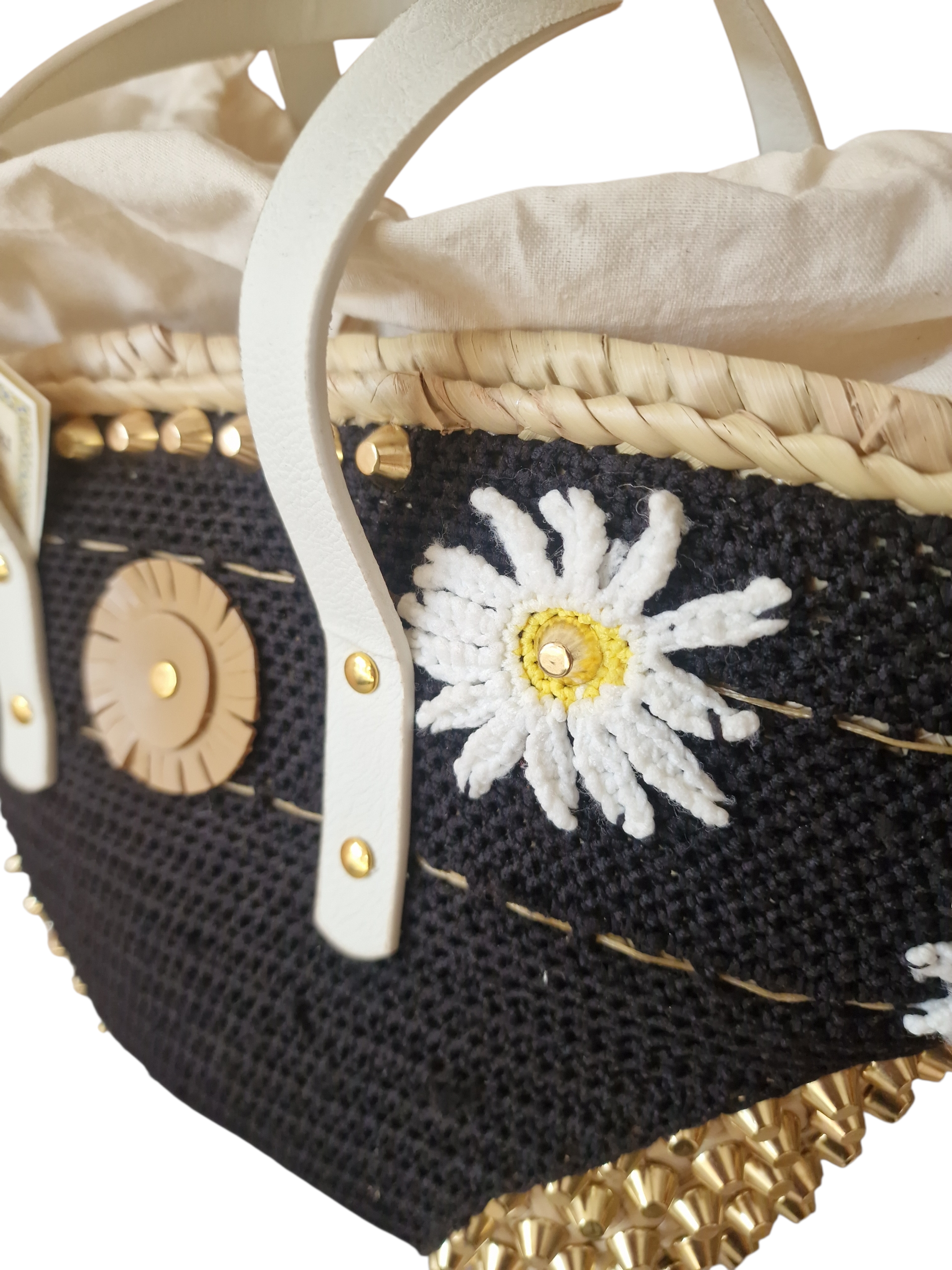 borsa coffa marì della collezione ammuri dettaglio ravvicinato di margherita bianca e borchie dorate con manici in pelle
