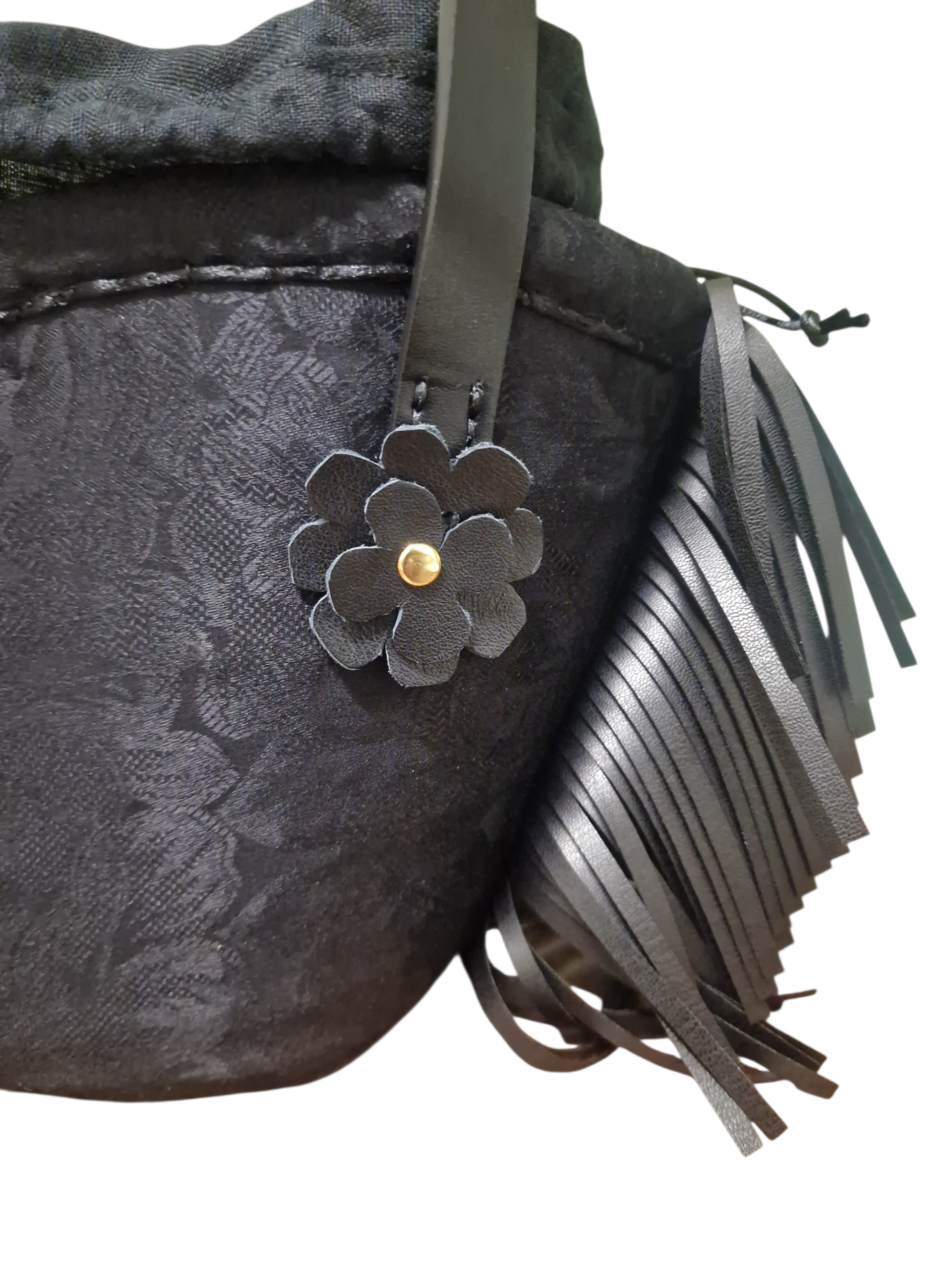 Dettaglio Fiore Ammuri in pelle su coffetta Etna rivestita in seta damascata