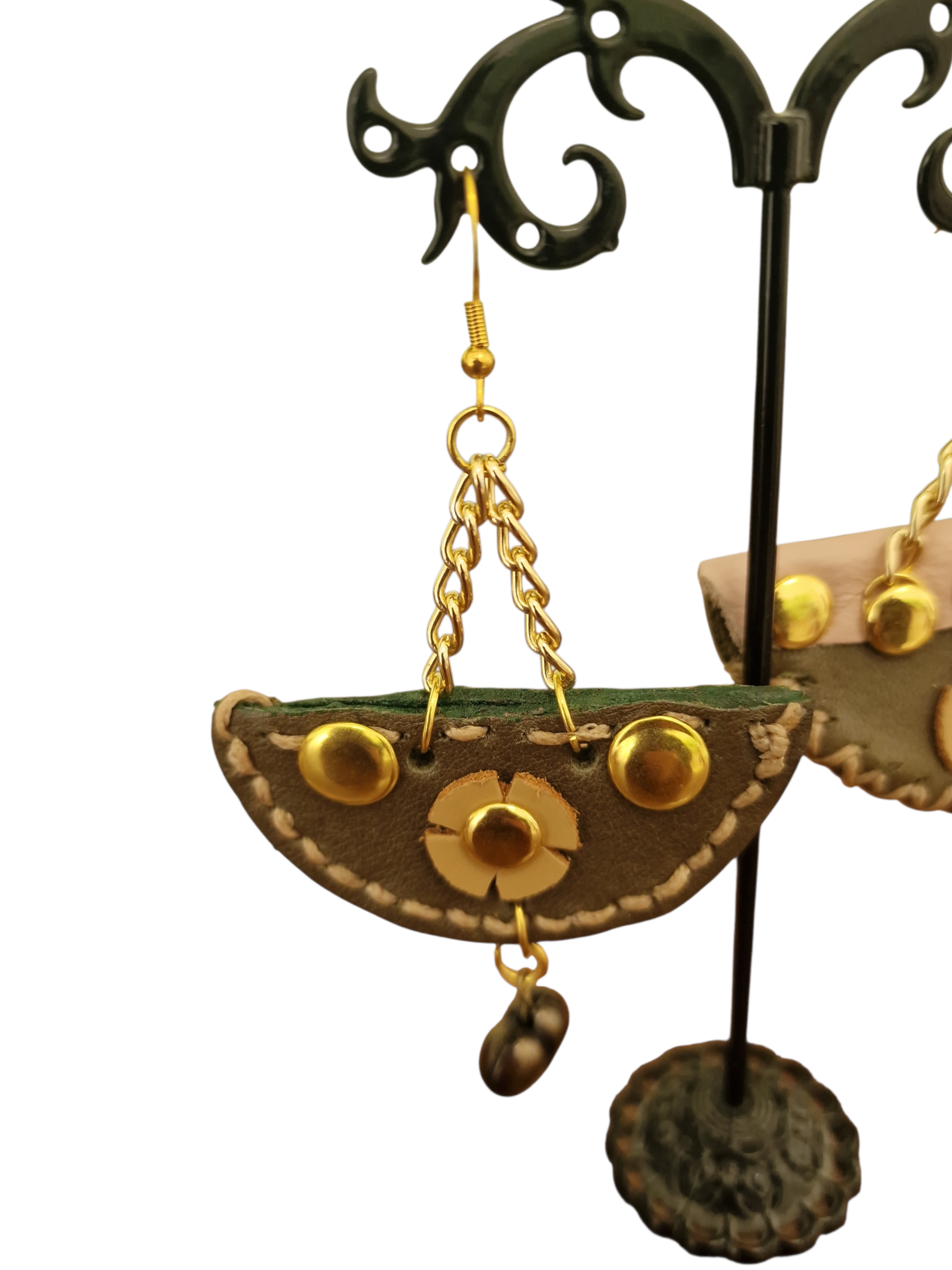 Orecchini Coffetta Ammuri scontornati: pelle verde e rosa cipria, bottoncini dorati, catene oro e dettaglio charm cuoricino.