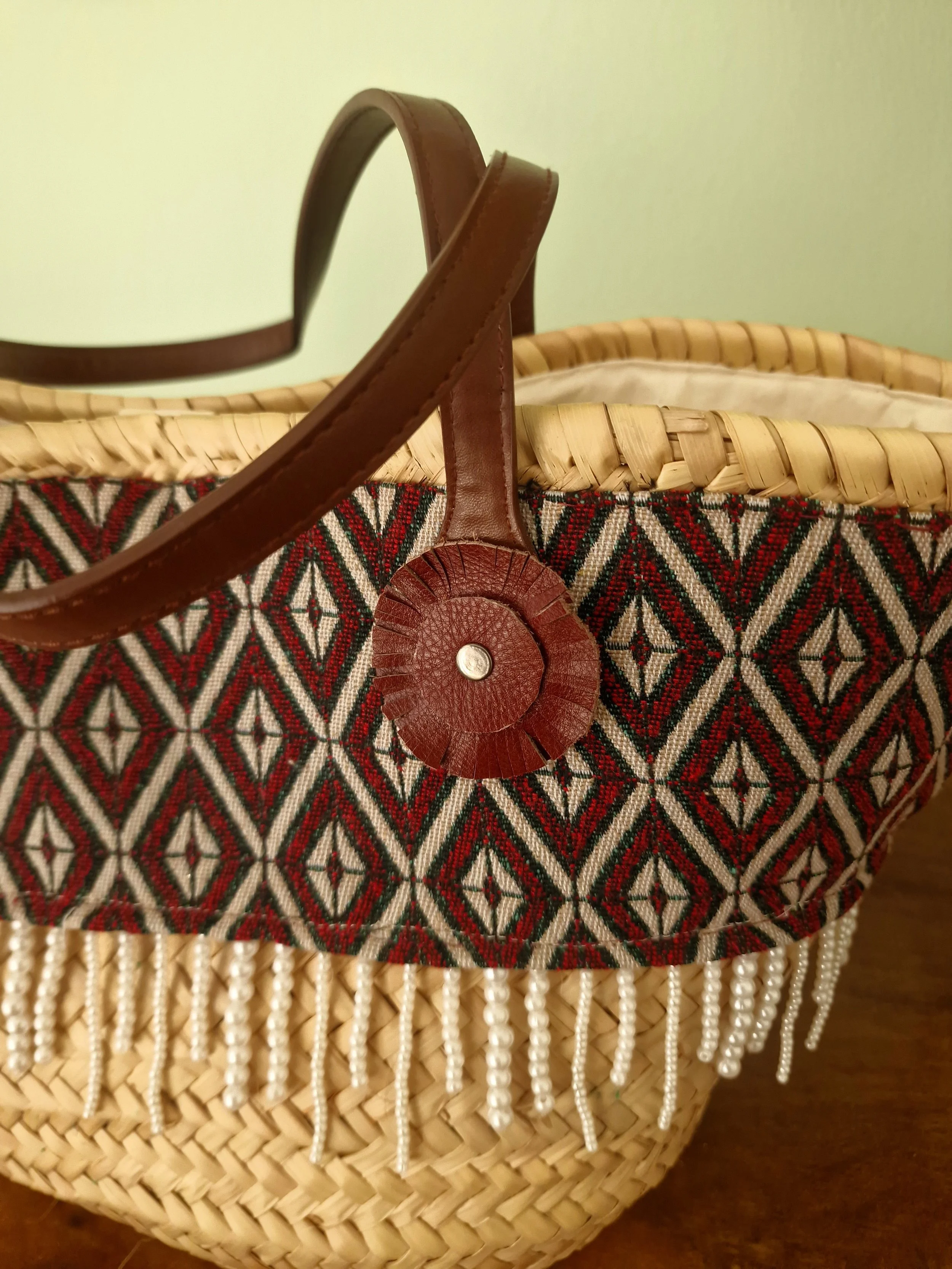 Dettaglio della coffa Perlina Ammuri con lavorazione artigianale e chiusura in cuoio.