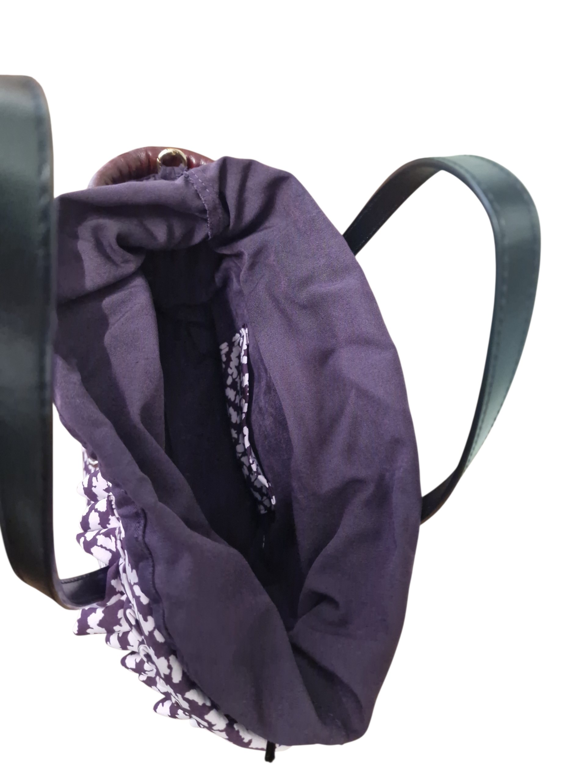 Vista superiore dell’interno della coffa Ammuri con fodera in cotone e dettagli della chiusura.