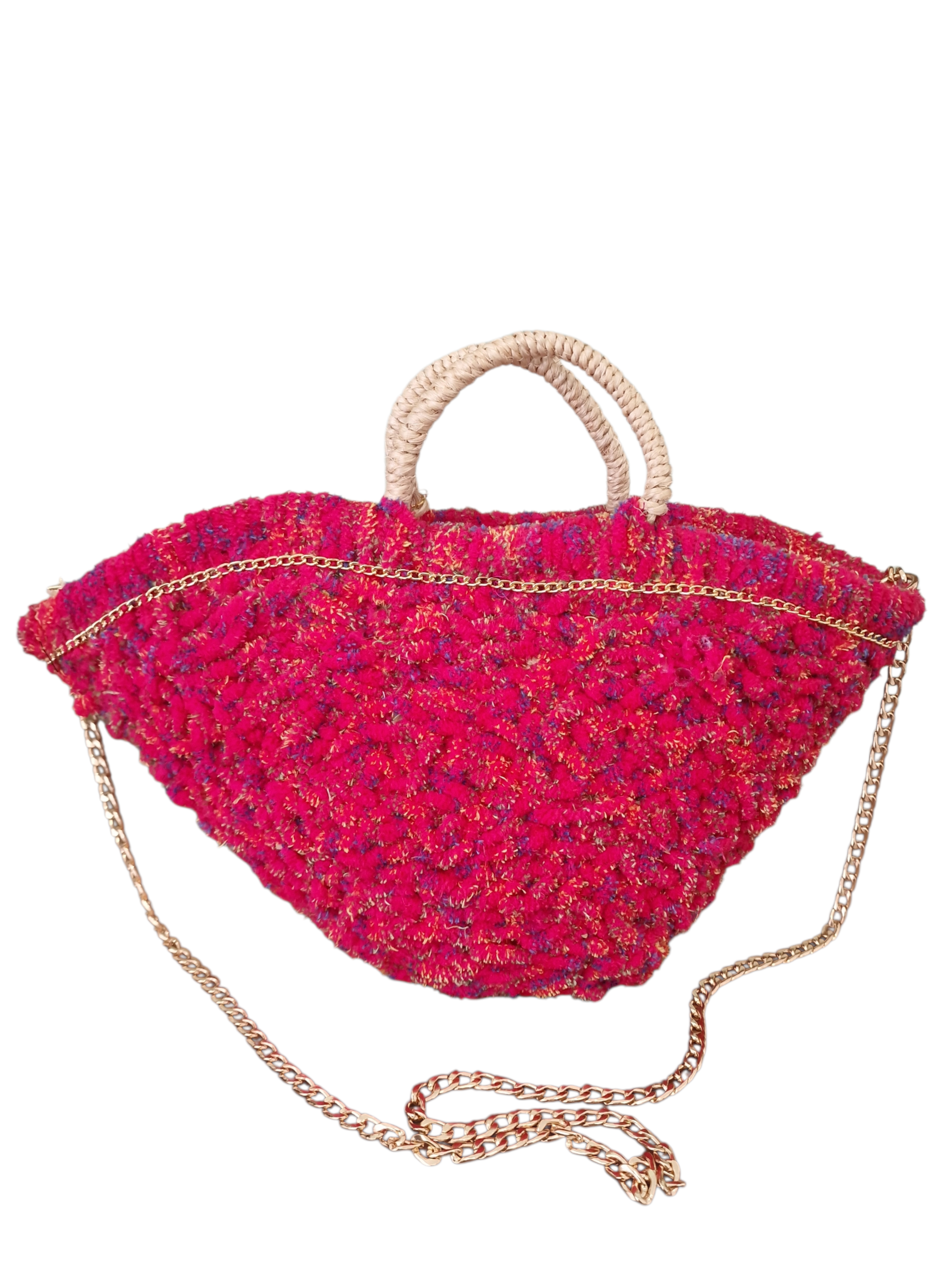 coffetta Ammuri vestita con lana fuxia vista da dietro con catenella nel bordo e tracolla in catenella dorata
