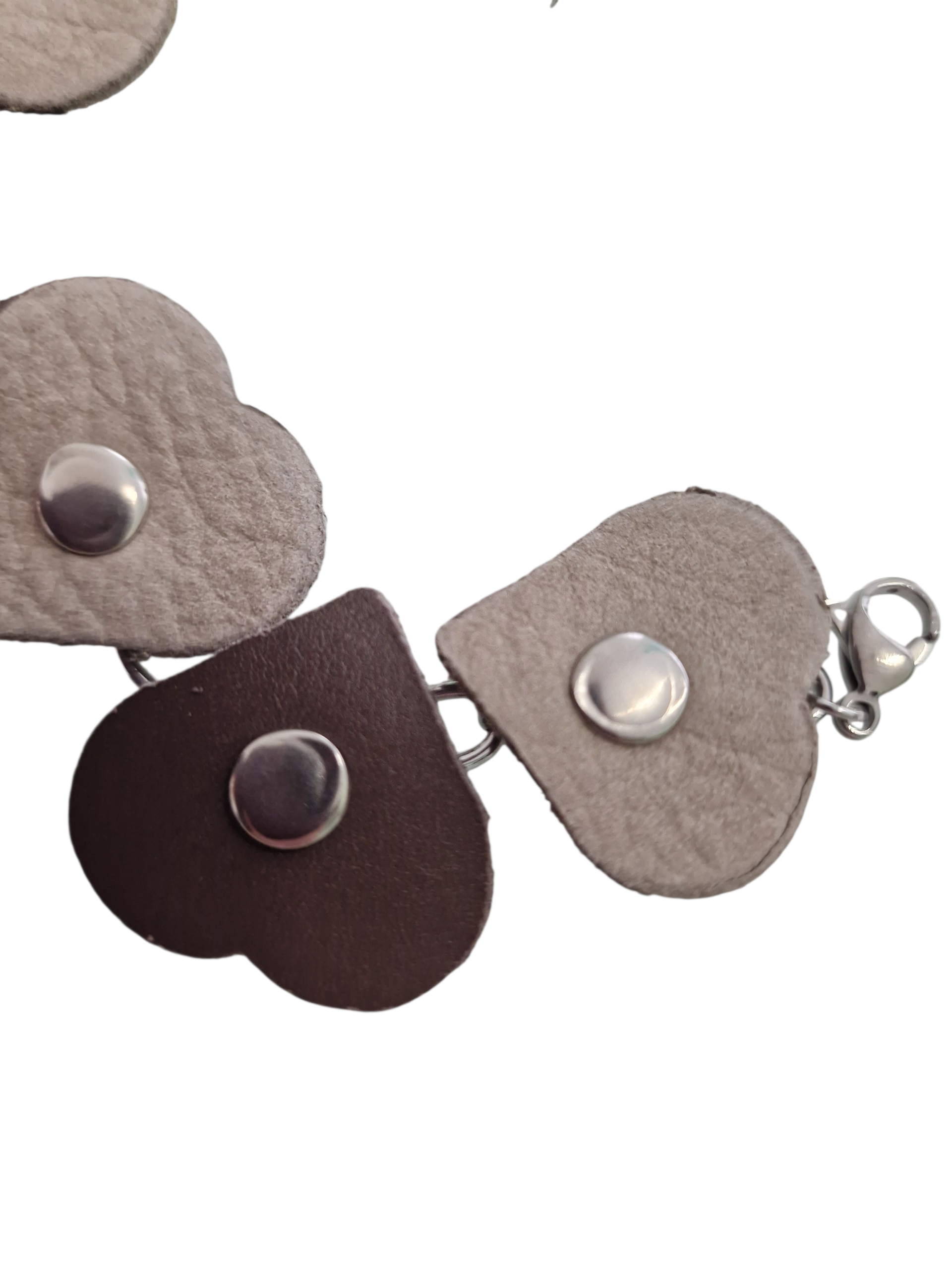 : Dettaglio ravvicinato del bracciale Pietra con cuori in pelle e bottoncini in metallo color argento