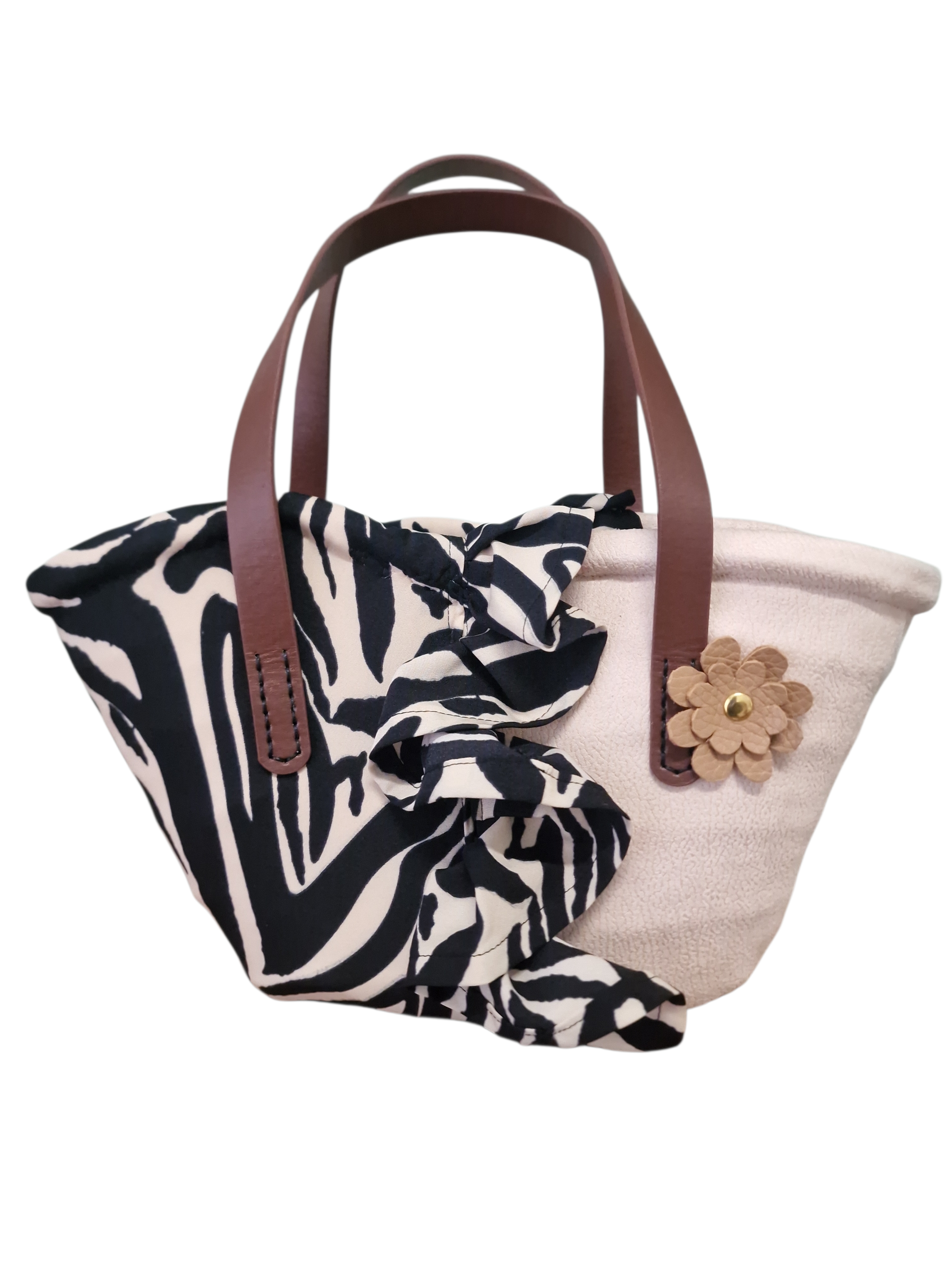 Coffa Ammuri artigianale bianco panna con tessuto blu fantasia, manici in pelle marrone e accessorio fiore in pelle.