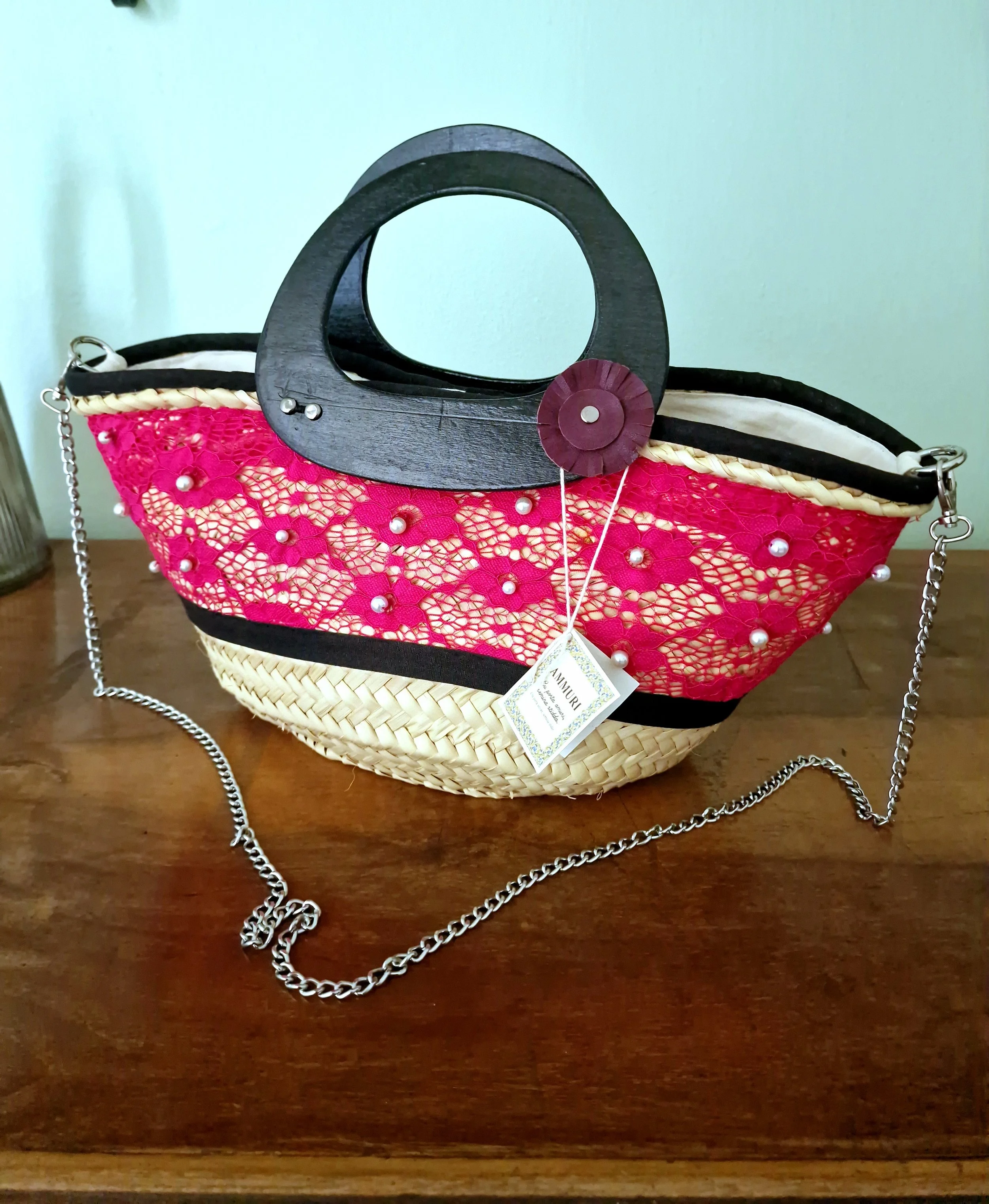 coffa sciantosa in pizzo fuxia e manici in legno neri colezzione Ammuri