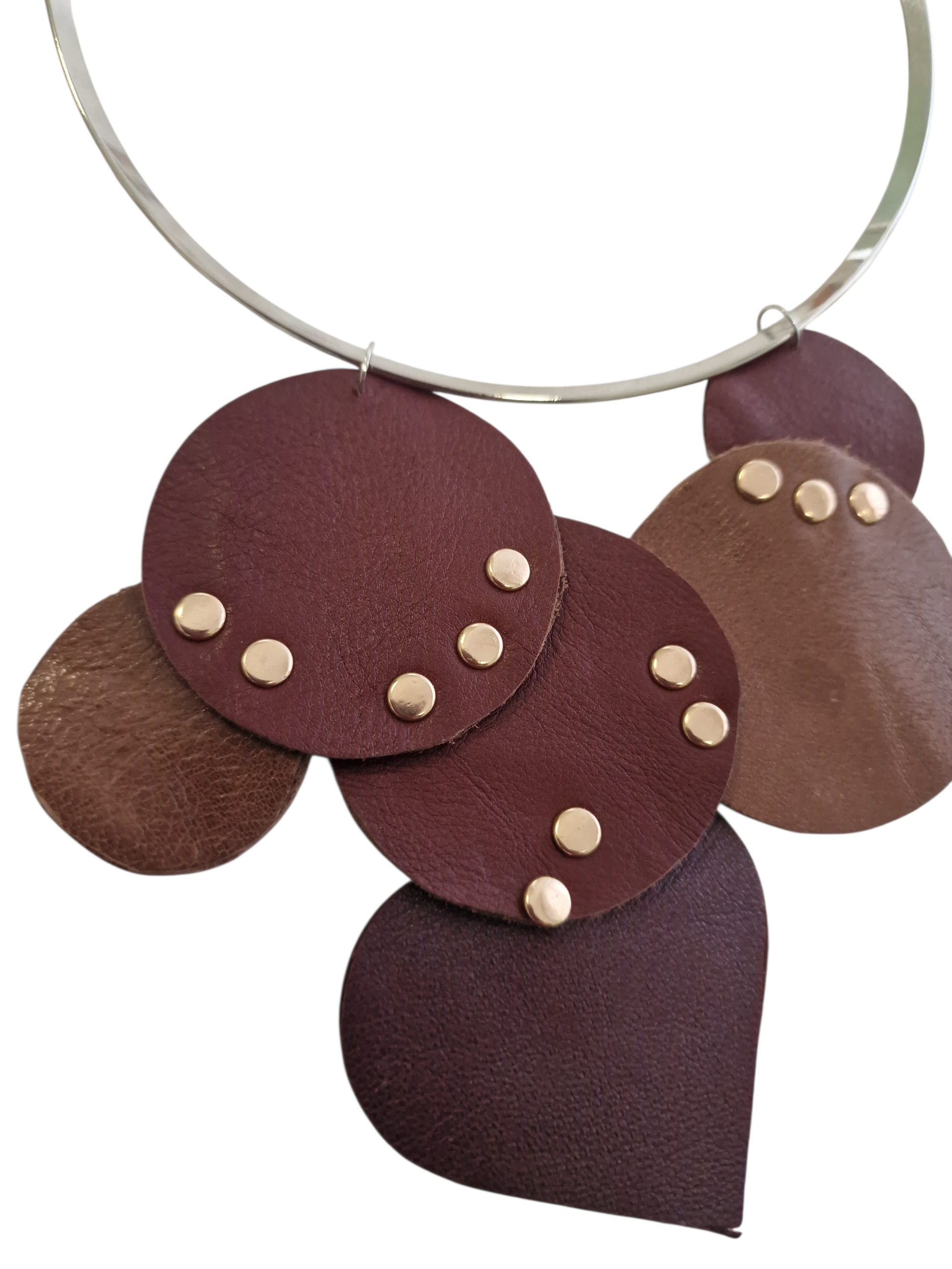 Primo piano dei dettagli della collana Incanto Ammuri con cuori in pelle e finiture dorate, stile elegante e artigianale