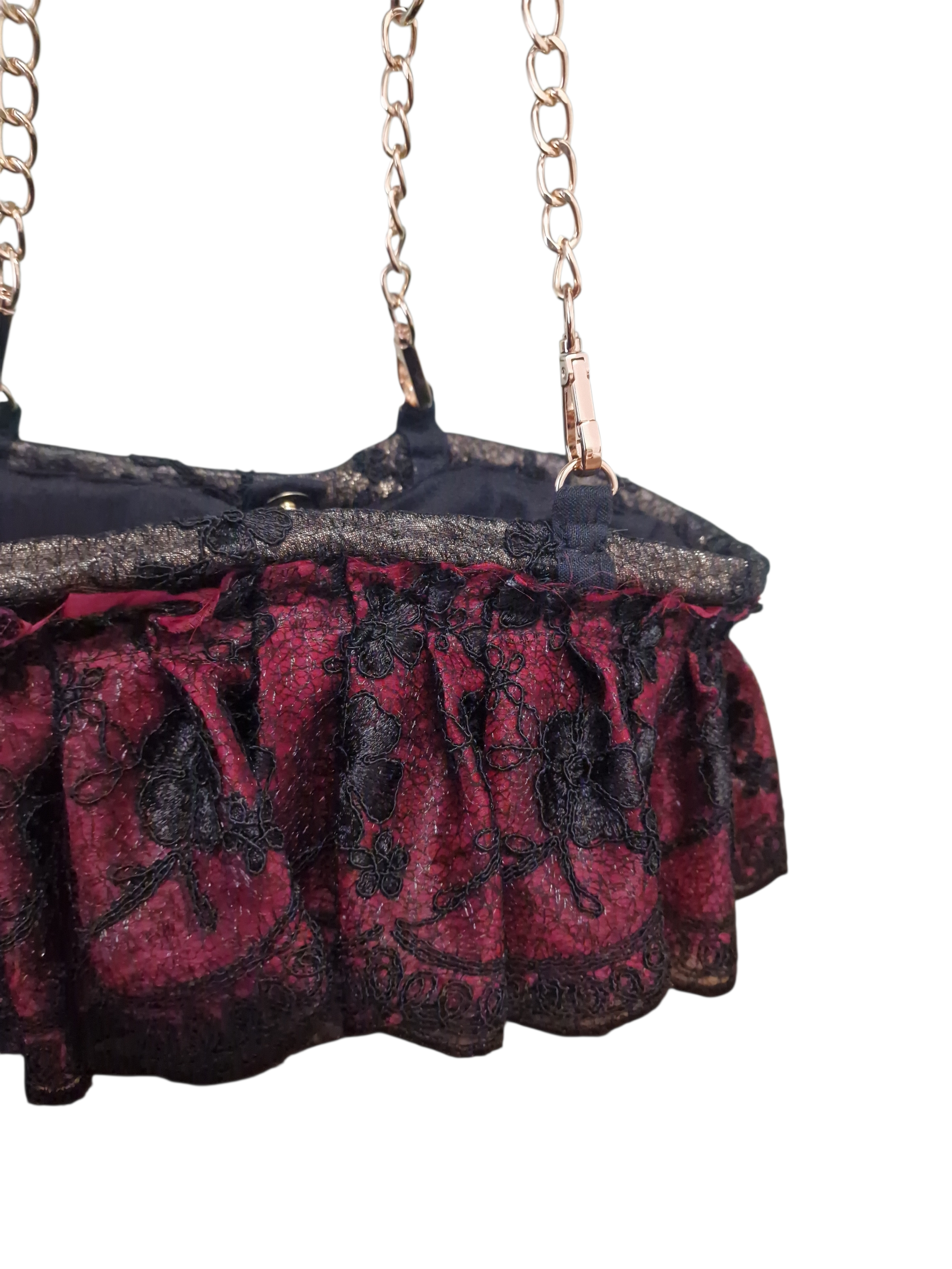 Profilo laterale della coffa Ammuri Notte di Marsala con volà sartoriale in pizzo e chiffon