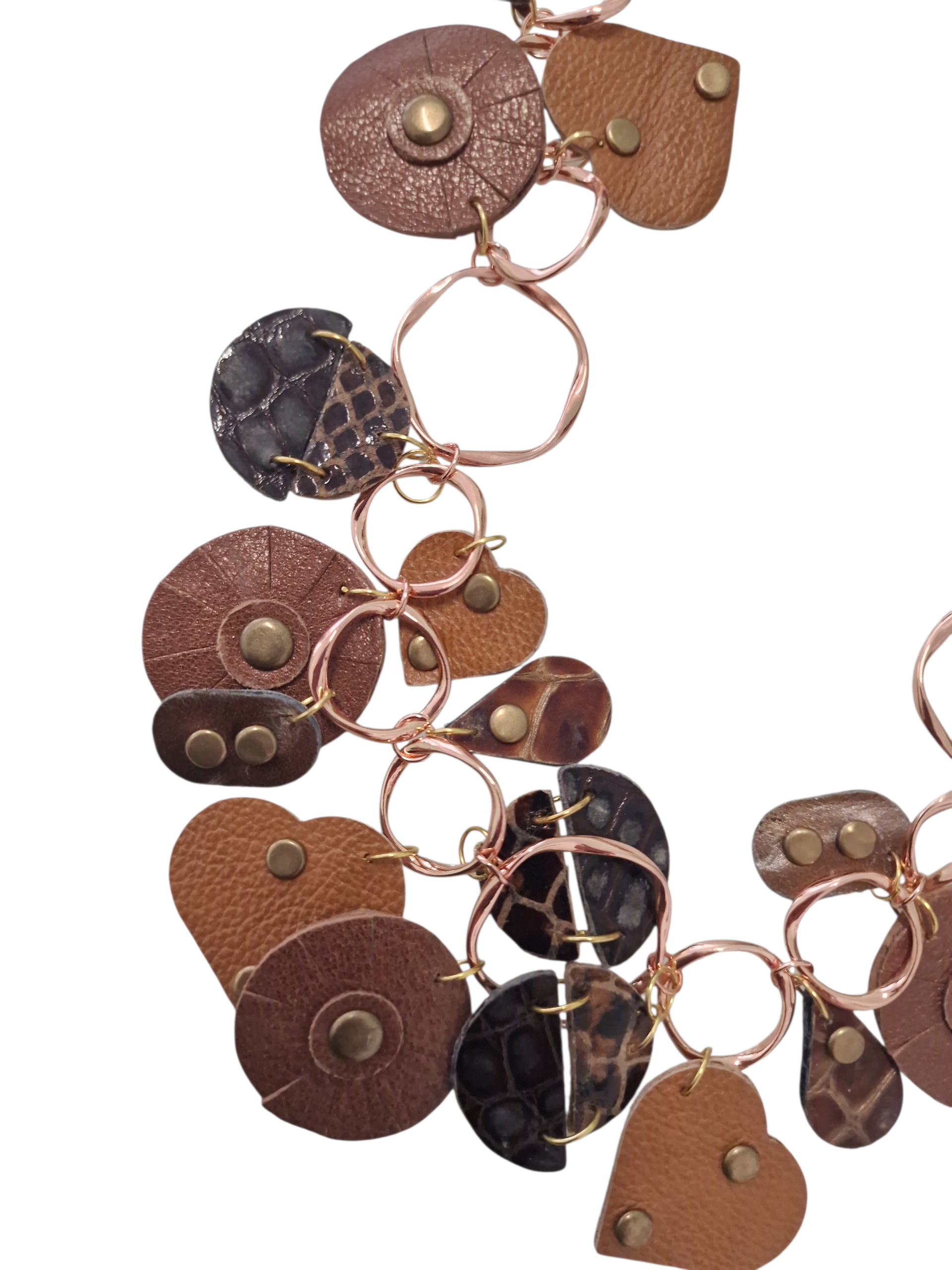 Dettaglio collana Ammuri con cuori in pelle e cerchi in metallo rosato lavorati a mano