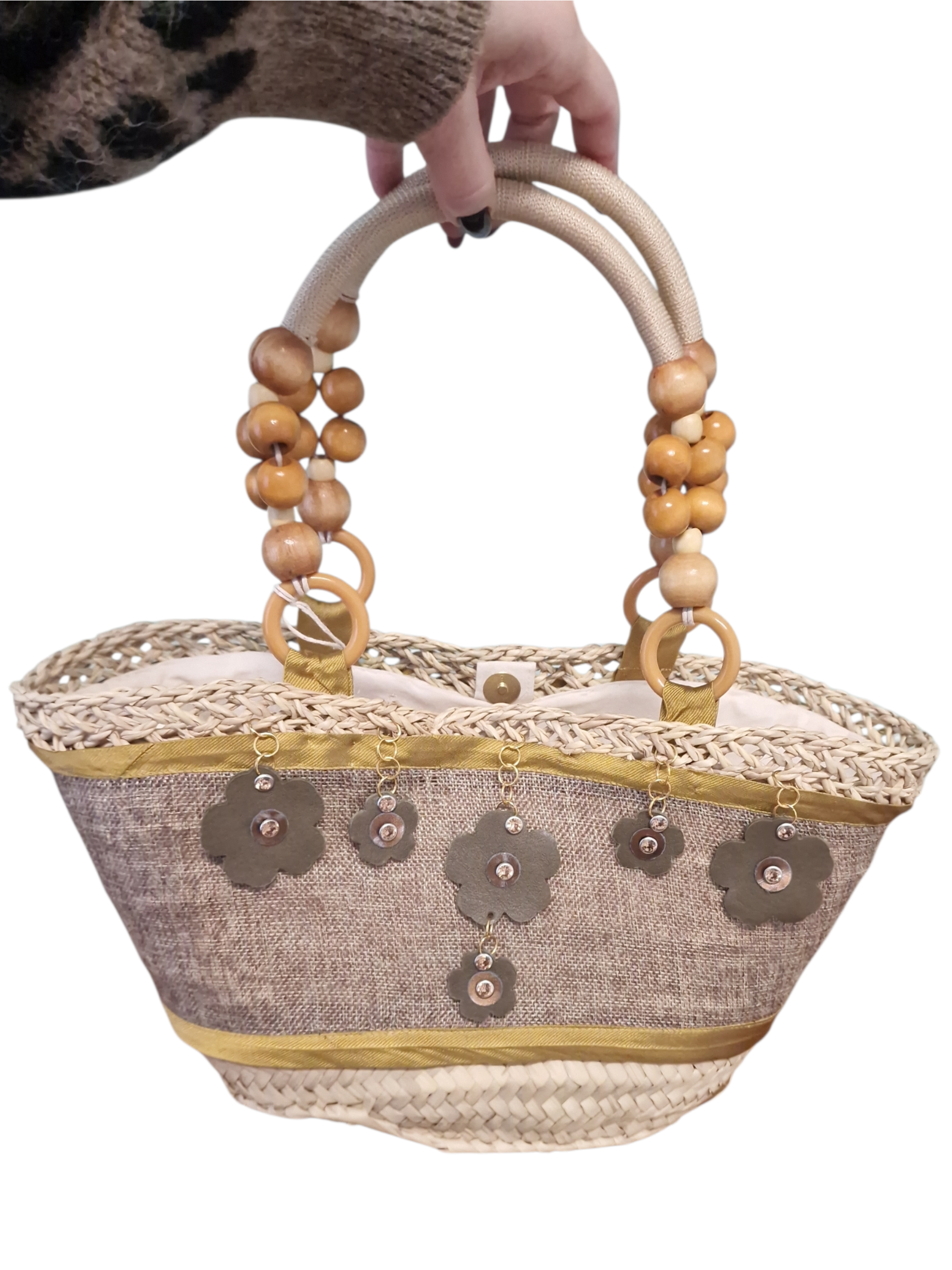 coffa nfiorata della collezione Ammuri rivestita con fascia in tessuto ecrù, bordo superiore intrecciato a mano a fantasia , bordino in tessuto  color ocra e manici in legno e corda