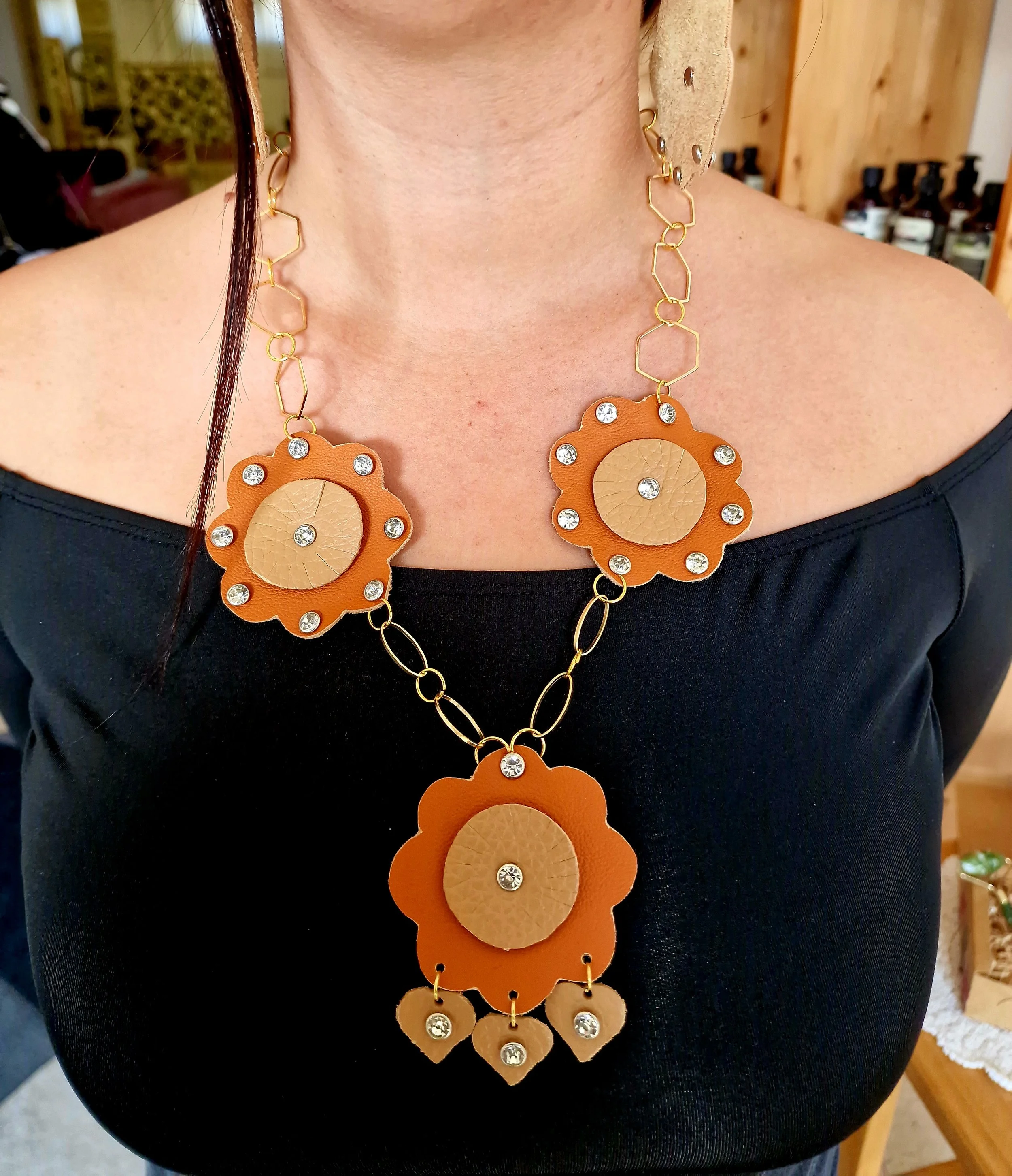 Set collana e orecchini artigianali “Sole d’Ammuri” in pelle e cristalli, vista elegante laterale