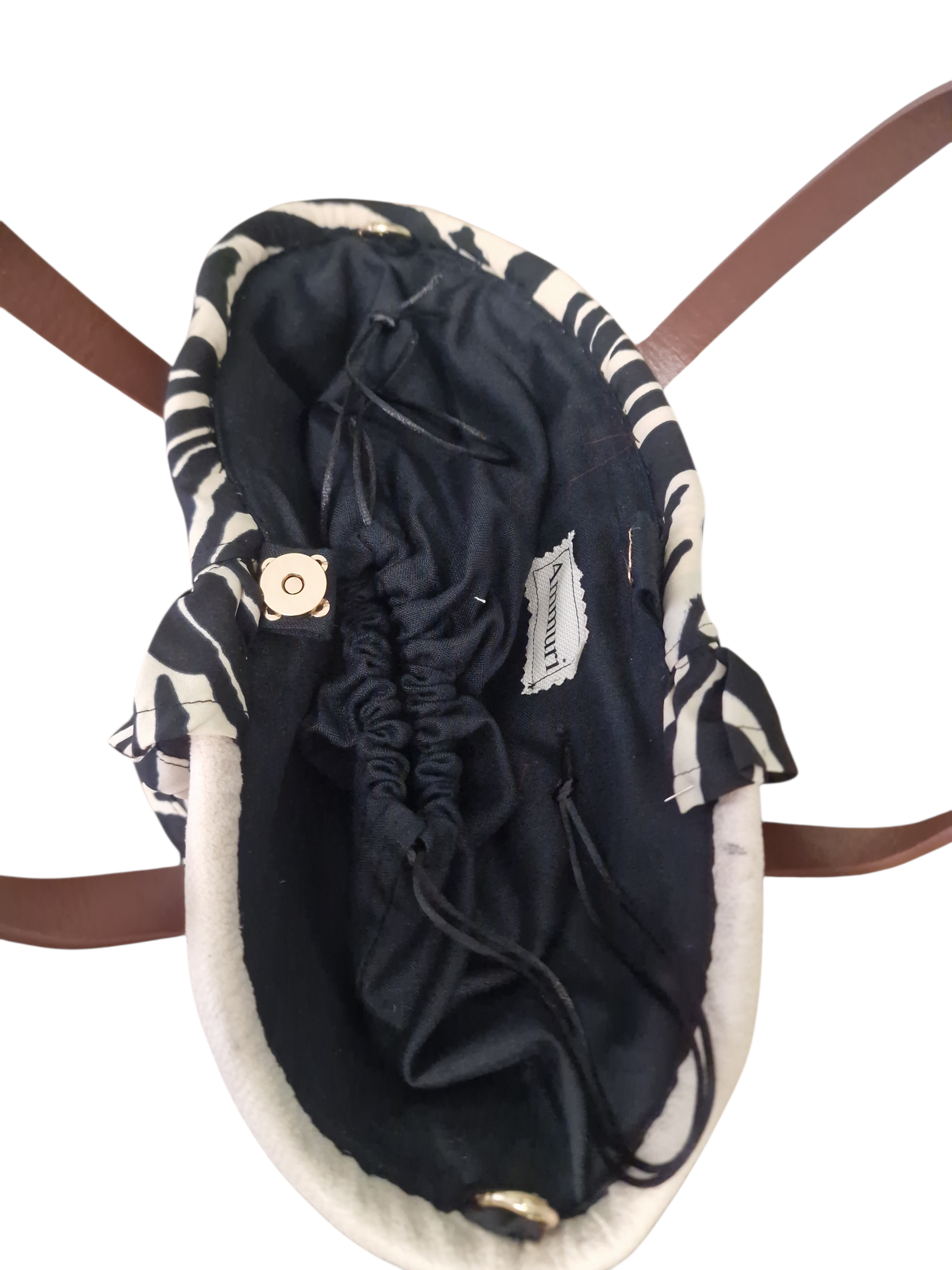 Vista interna coffa Ammuri con rivestimento in cotone, struttura capiente e chiusura curata per uso quotidiano elegante.