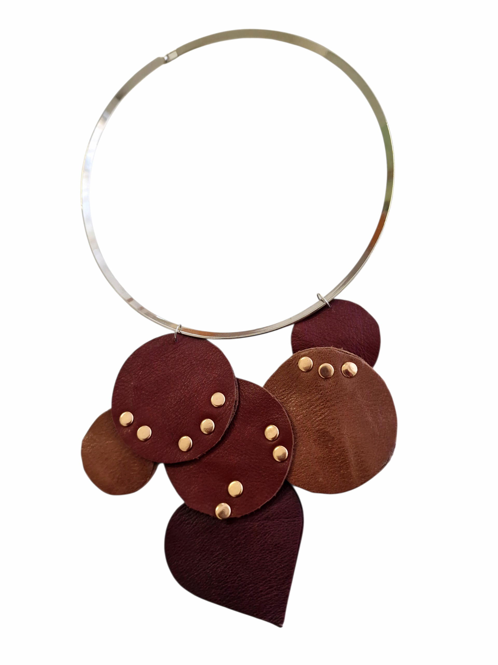 Collana Incanto Ammuri con cerchio rigido e cuori in pelle bordeaux e cacao con dettagli dorati su sfondo bianco