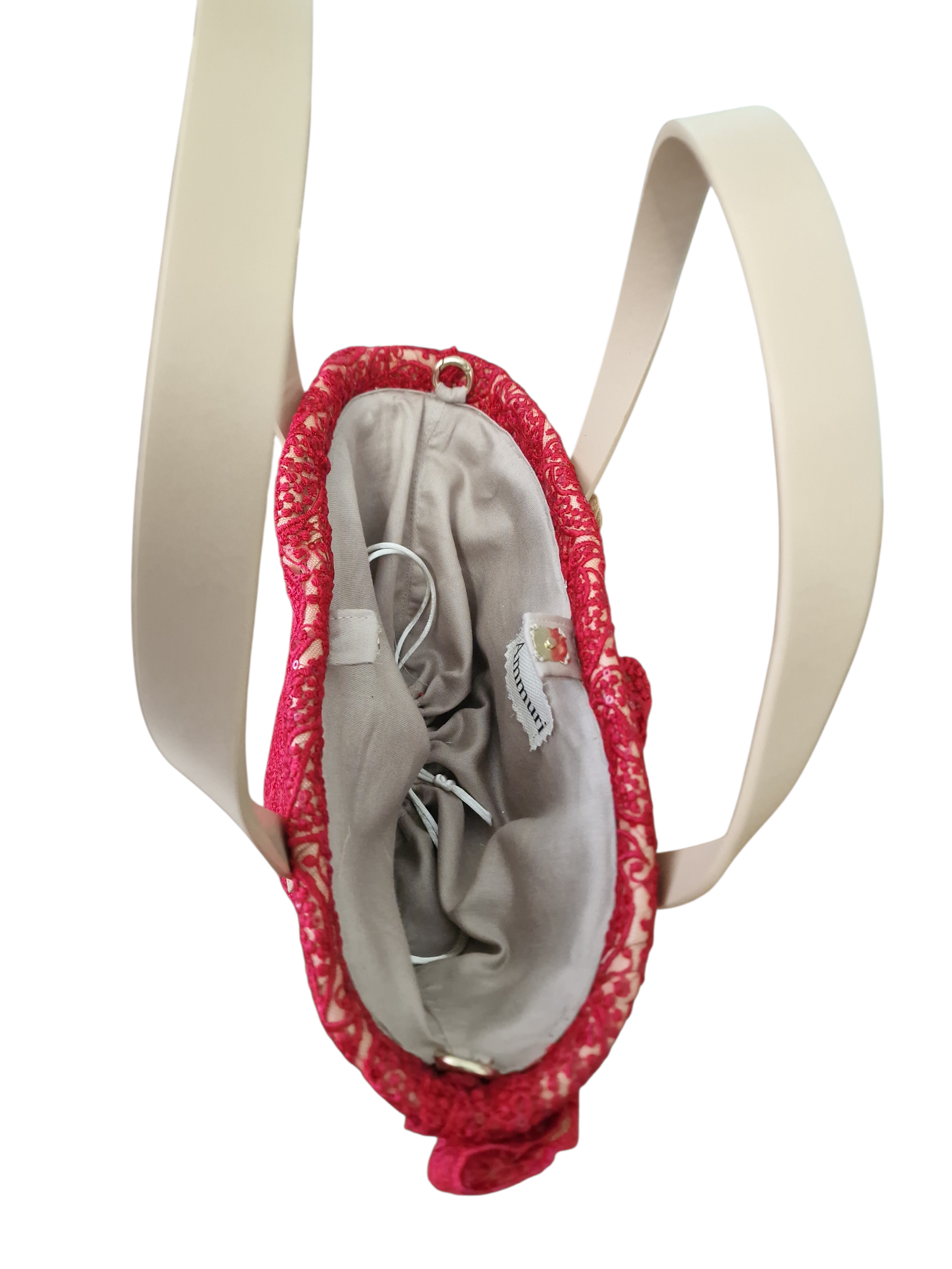 L’interno della coffa IBLA è studiato per essere pratico e ordinato, con sacchetto in cotone che custodisce gli oggetti personali con cura.