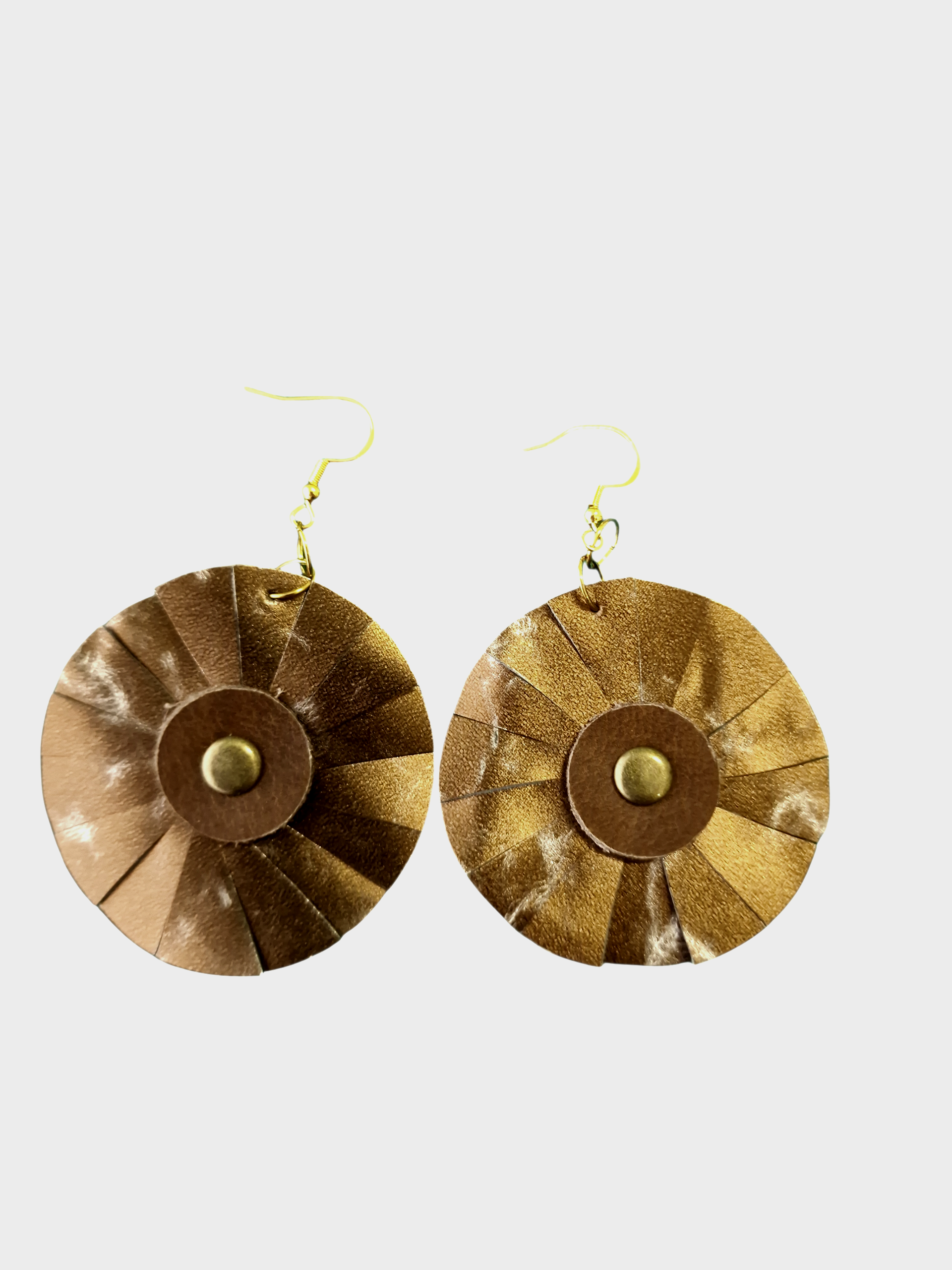 Coppia di orecchini Fiore Ammuri, leggeri e artigianali, ispirati alla materia e alla luce.