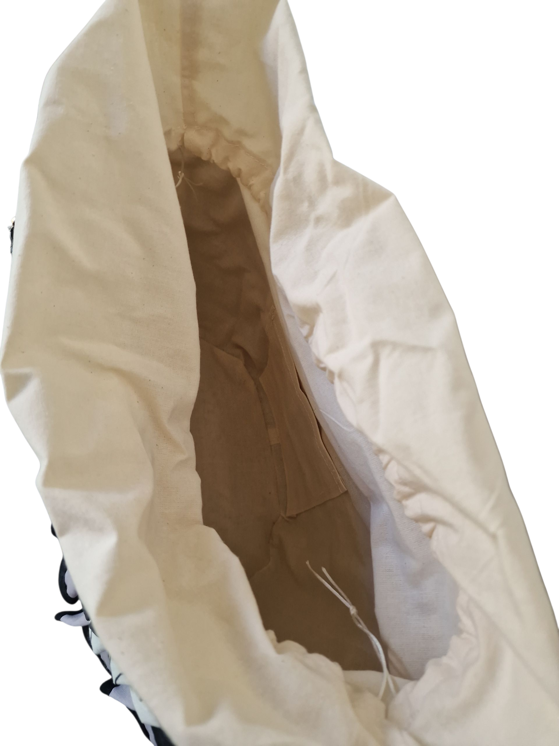 Interno della coffa siciliana Ammuri con sacca in cotone naturale fatta a mano.