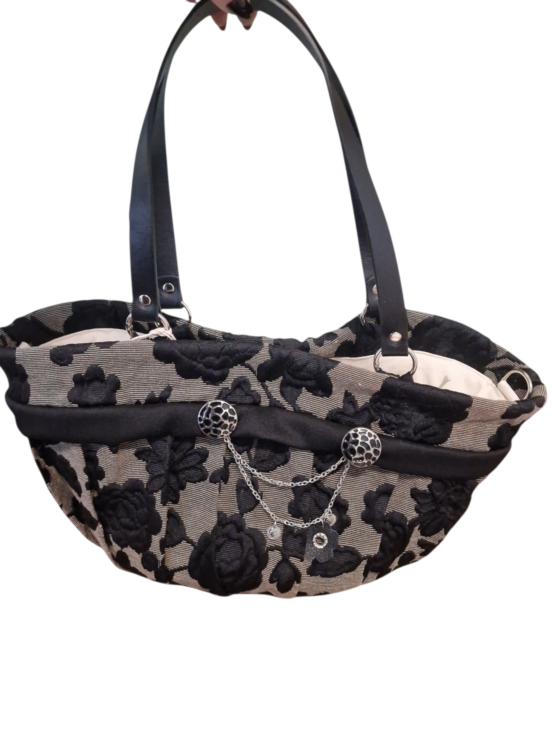 Dama nera , coffa siciliana rivestita in tessuto damascato e bordino nero , charm pendenti e bottoncini fantasia , manici neri in vera pelle
