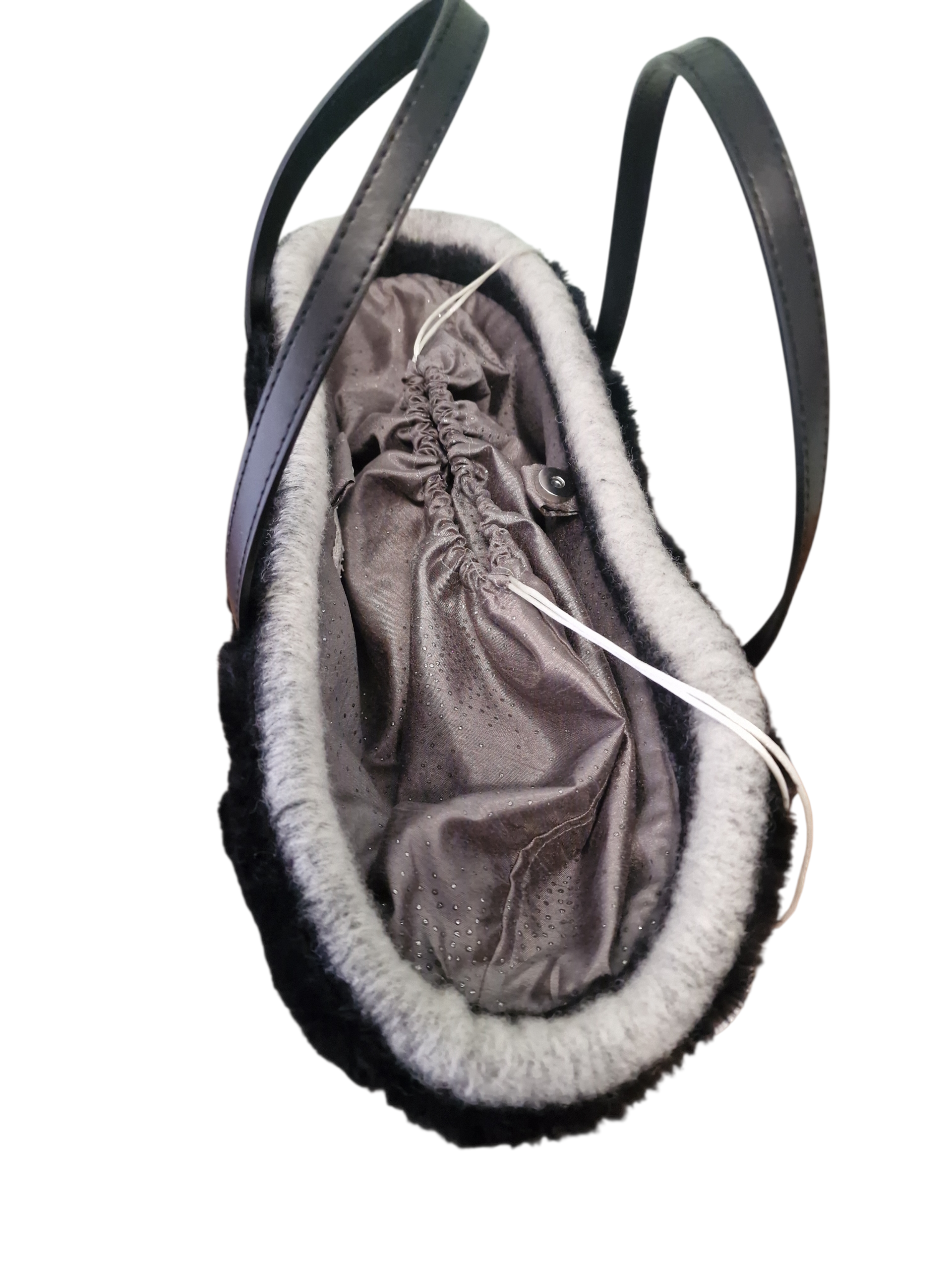 chiusura con bottoncino magnetico e sacchetto interno in tessuto laminato color grigio